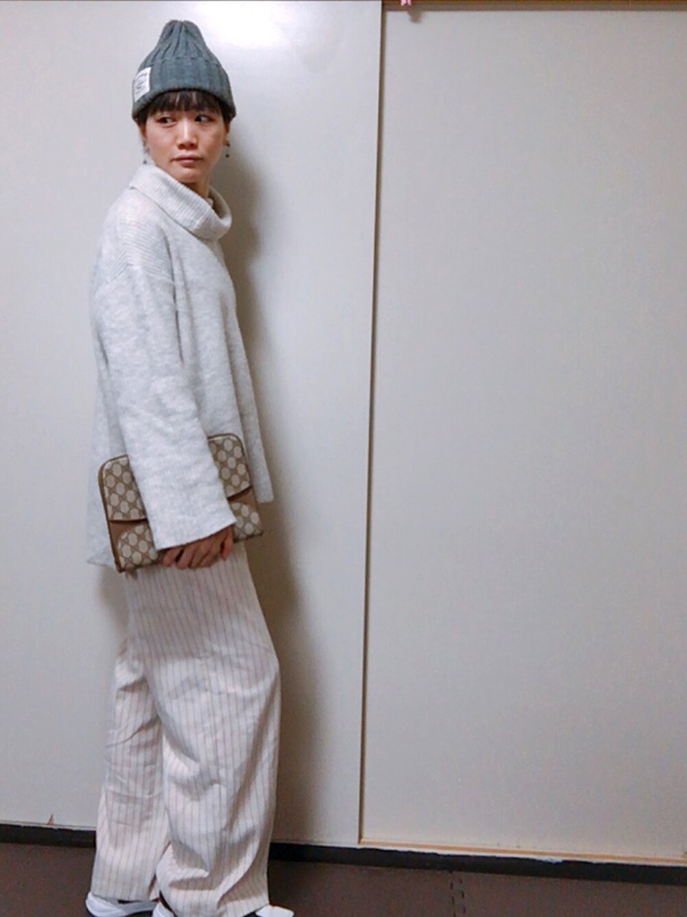 「春めきシューズ、一点豪華主義、GUCCI、リーボック(Reebok)、フューリーライト、ほぼ白コーデ、上下GU、プチプラ」｜「GUのアイテム（ニット/セーター、ホワイト系）」を使った、くまこ…♋︎さん（レディース・167cm）の春コーディネートの1枚目の写真
