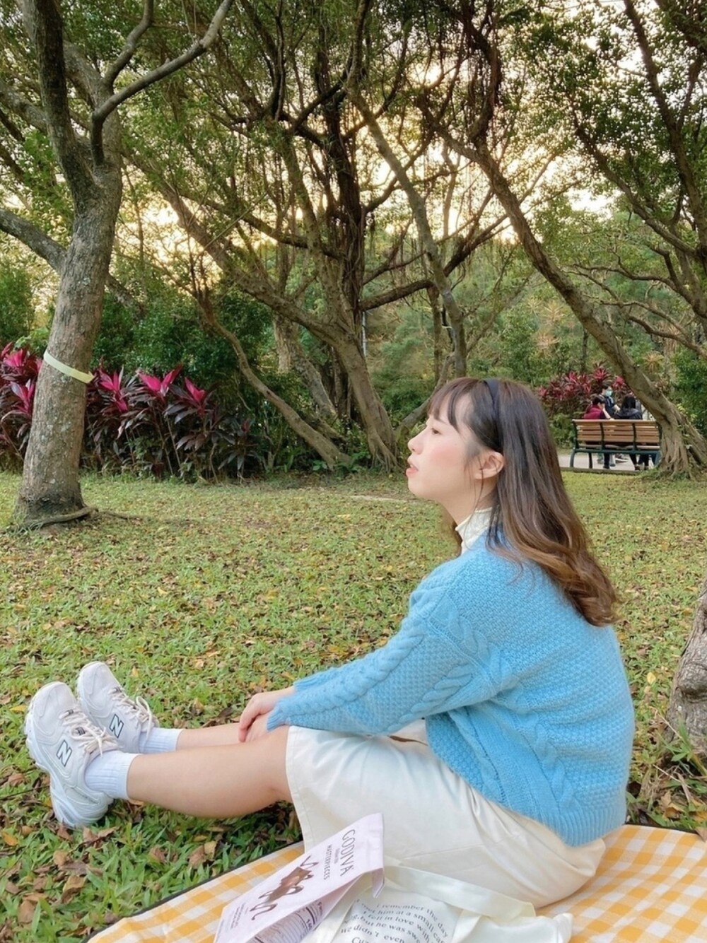 「ootd、球鞋、休閒、Meier.Q、New Balance、ベージュ、水色、春コーデ、淡色コーデ、ニット」｜「MEIER.Qのアイテム（スカート、ホワイト系）」を使った、pipipigmeowさん（レディース・158cm）の冬コーディネートの1枚目の写真