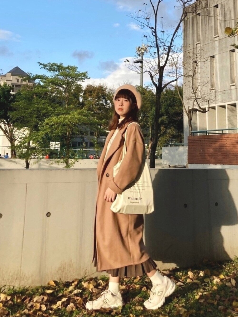 「ootd、球鞋、コート、camel、New Balance、大地色、ベージュ、茶色、秋冬コーデ」｜「no brandのアイテム（ハンドバッグ、ベージュ系）」を使った、pipipigmeowさん（レディース・158cm）の冬コーディネートの1枚目の写真