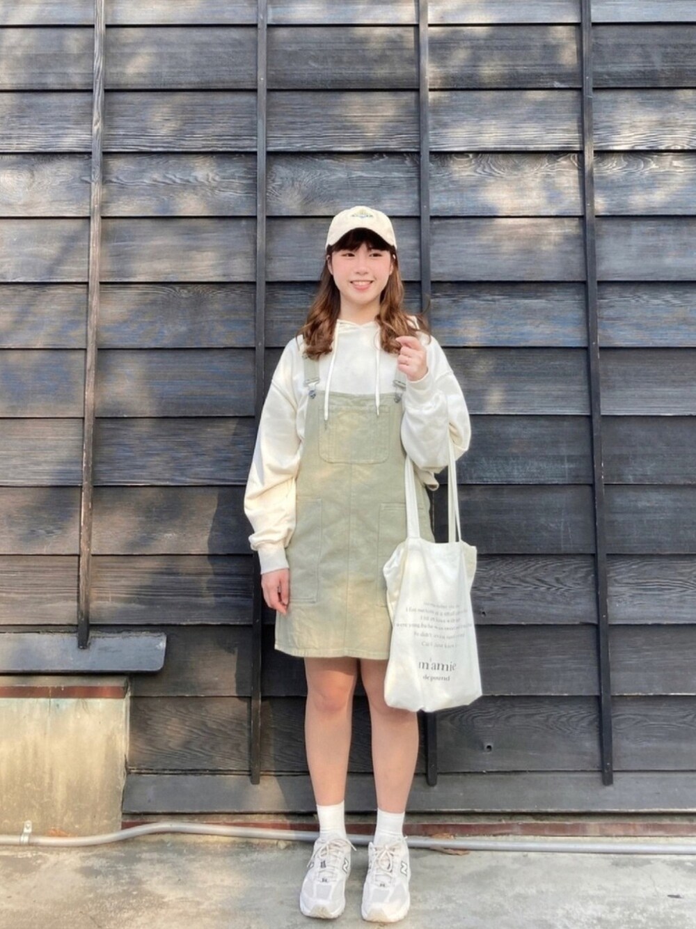 「ootd、休閒、球鞋、ベージュ、春コーデ、サロペット、パーカー、New Balance、淡色コーデ、スニーカー」｜「nu vのアイテム（ワンピース/ドレス、グリーン系）」を使った、pipipigmeowさん（レディース・158cm）の冬コーディネートの1枚目の写真