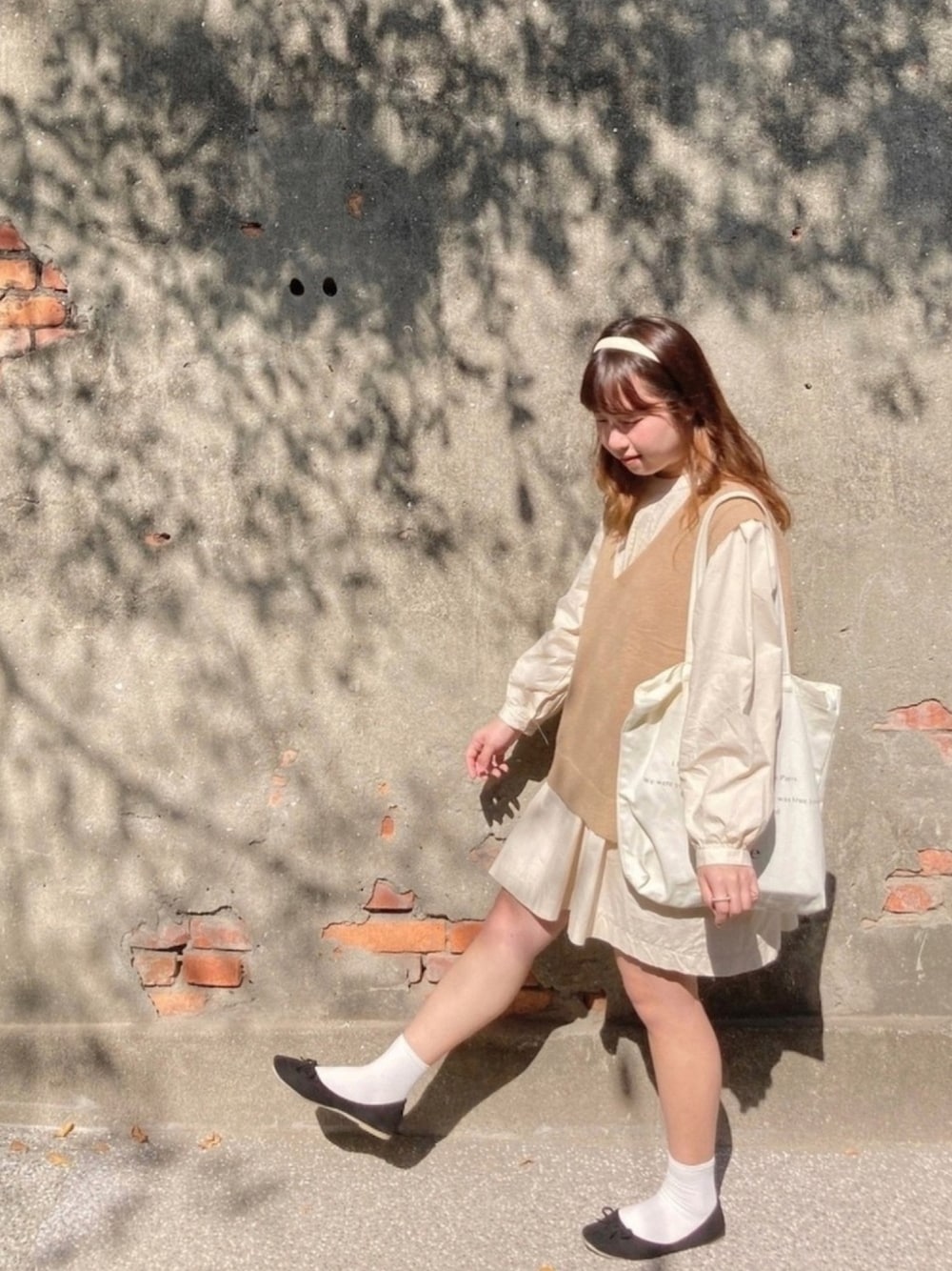 「ootd、ベージュ、ベージュコーデ、ニットベスト、ワンピース、バレエシューズ、洋裝、春コーデ、淡色コーデ、カチューシャ」｜「no brandのアイテム（バレエシューズ、ブラック系）」を使った、pipipigmeowさん（レディース・158cm）の春コーディネートの1枚目の写真