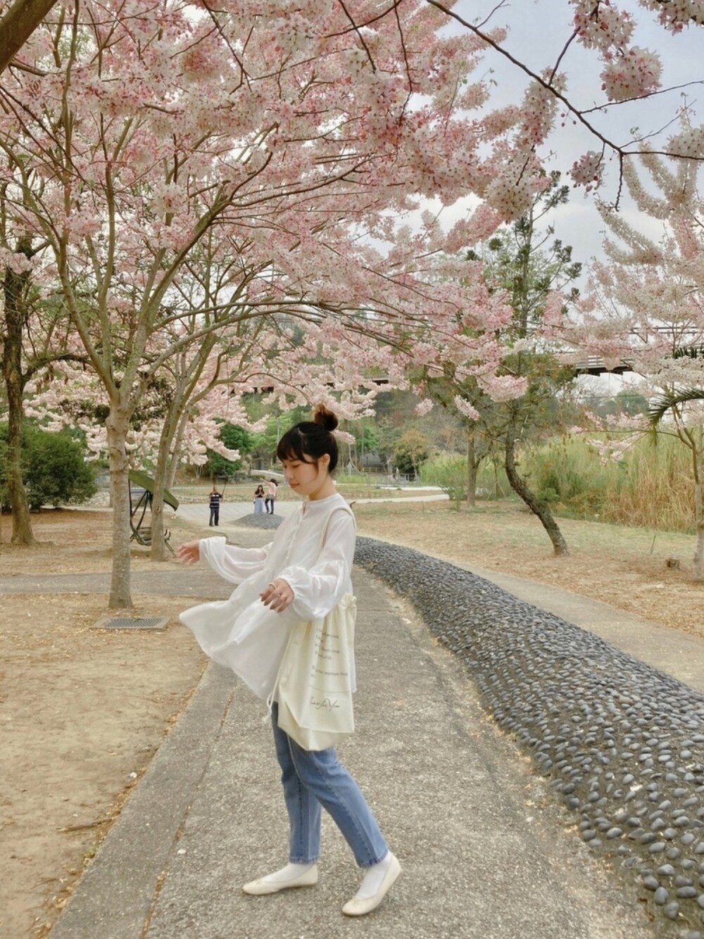 「ootd、休閒、女人味、春コーデ、淡色コーデ、大人コーデ、大人カジュアル、ベージュ、バレエシューズ、デニム」｜「tiptopのティアードブラウス（シャツ/ブラウス、ホワイト系）」を使った、pipipigmeowさん（レディース・158cm）の春コーディネートの1枚目の写真