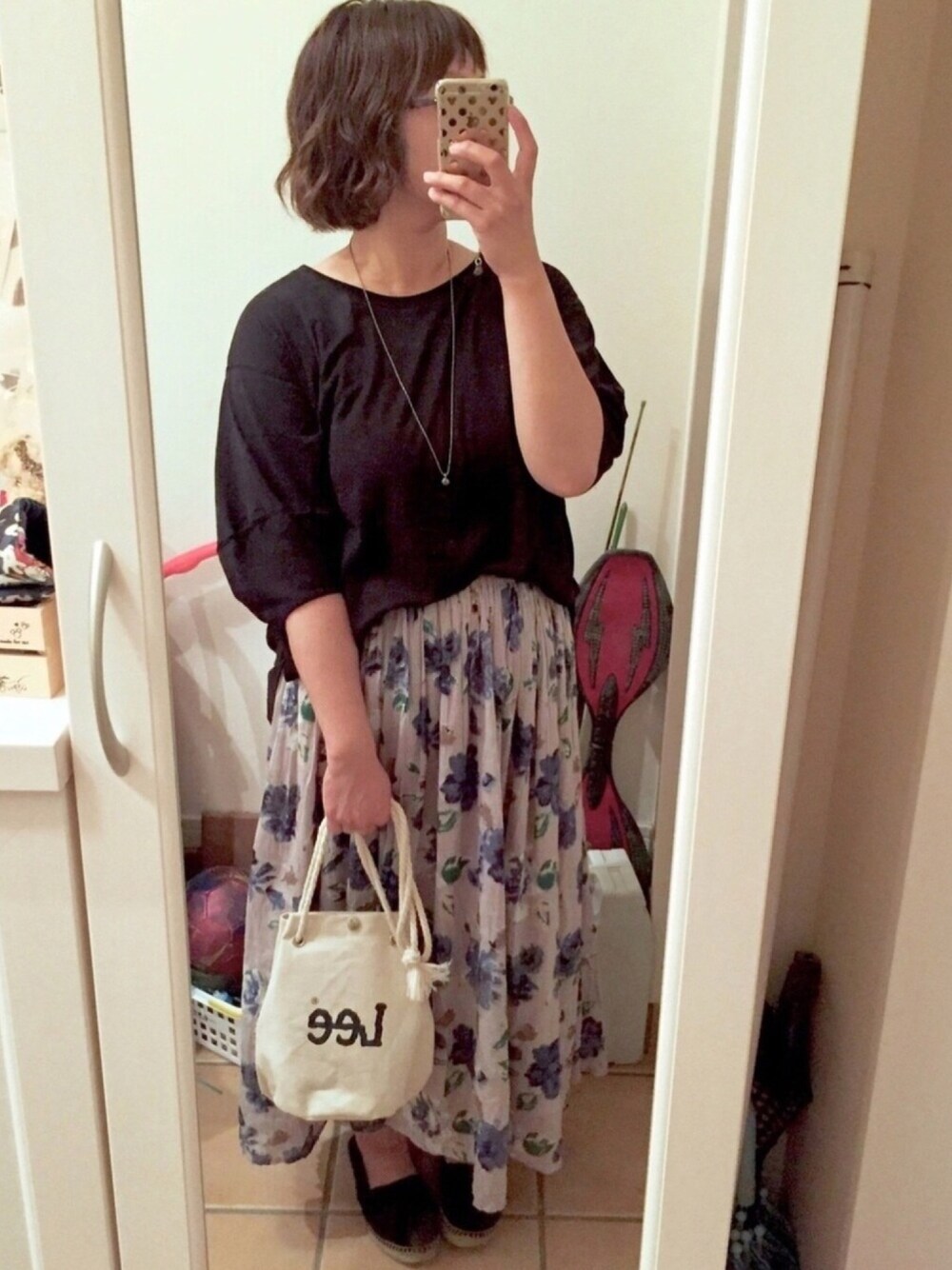 「通勤コーデ、シンプル、バルーンスリーブ、SEVENDAYS＝SUNDAY、花柄スカート、Samansa Mos2 blue、LEE、低身長、おしゃれさんと繋がりたい」｜「SEVENDAYS=SUNDAYの・バルーンスリーブプルオーバー（Tシャツ/カットソー、ブラック系）」を使った、Sayuさん（レディース・153cm）の秋コーディネートの1枚目の写真