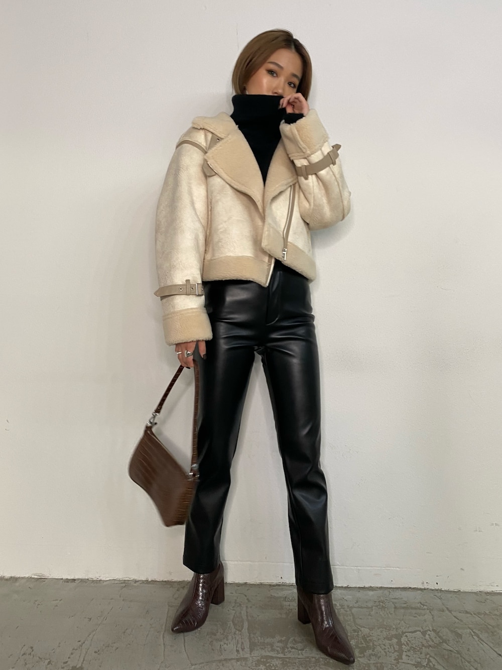 「コート、ブーツ、シャギー、フライトジャケット、レザーパンツ、クロコダイル、秋冬コーデ、B-3、アビエータ―、SHAGGIE」｜「SHAGGIEの【SHAGGIE】フェイクレザークロップB-3ジャケット（ブルゾン、ベージュ系）」を使った、miho_matsuishiさん（レディース・163cm）の秋コーディネートの1枚目の写真
