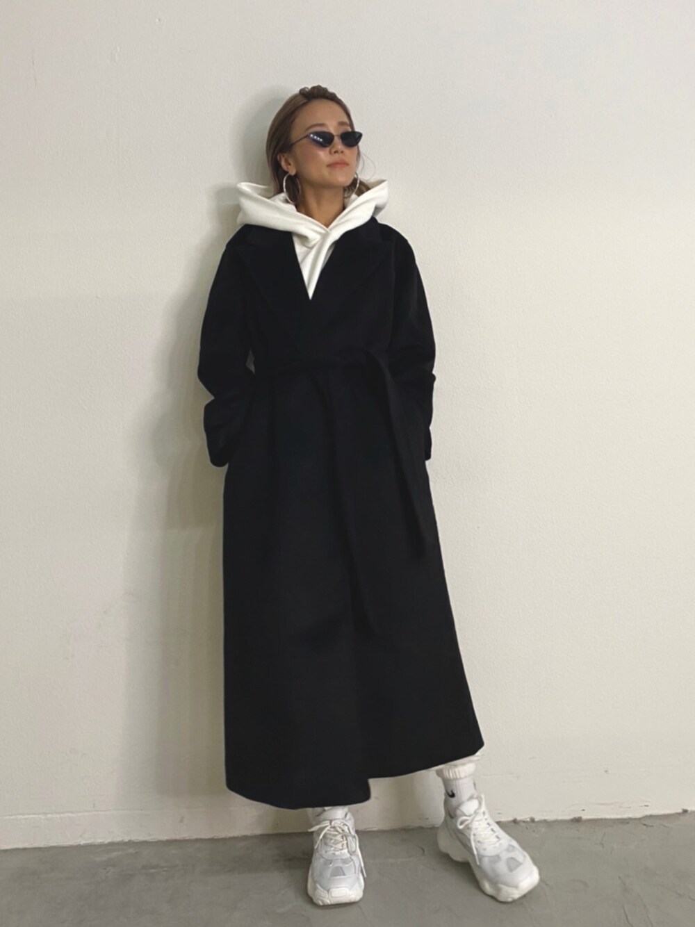 「冬コーデ、お洒落さんとつながりたい、SHAGGIE、シャギー、ロングコート、チェスターコート、カジュアルコーデ、ダッドスニーカー、プチプラ、スニーカー」｜「SHAGGIEの【SHAGGIE】ウエストマークチェスターロングコート（チェスターコート、ブラック系）」を使った、miho_matsuishiさん（レディース・163cm）の秋コーディネートの1枚目の写真