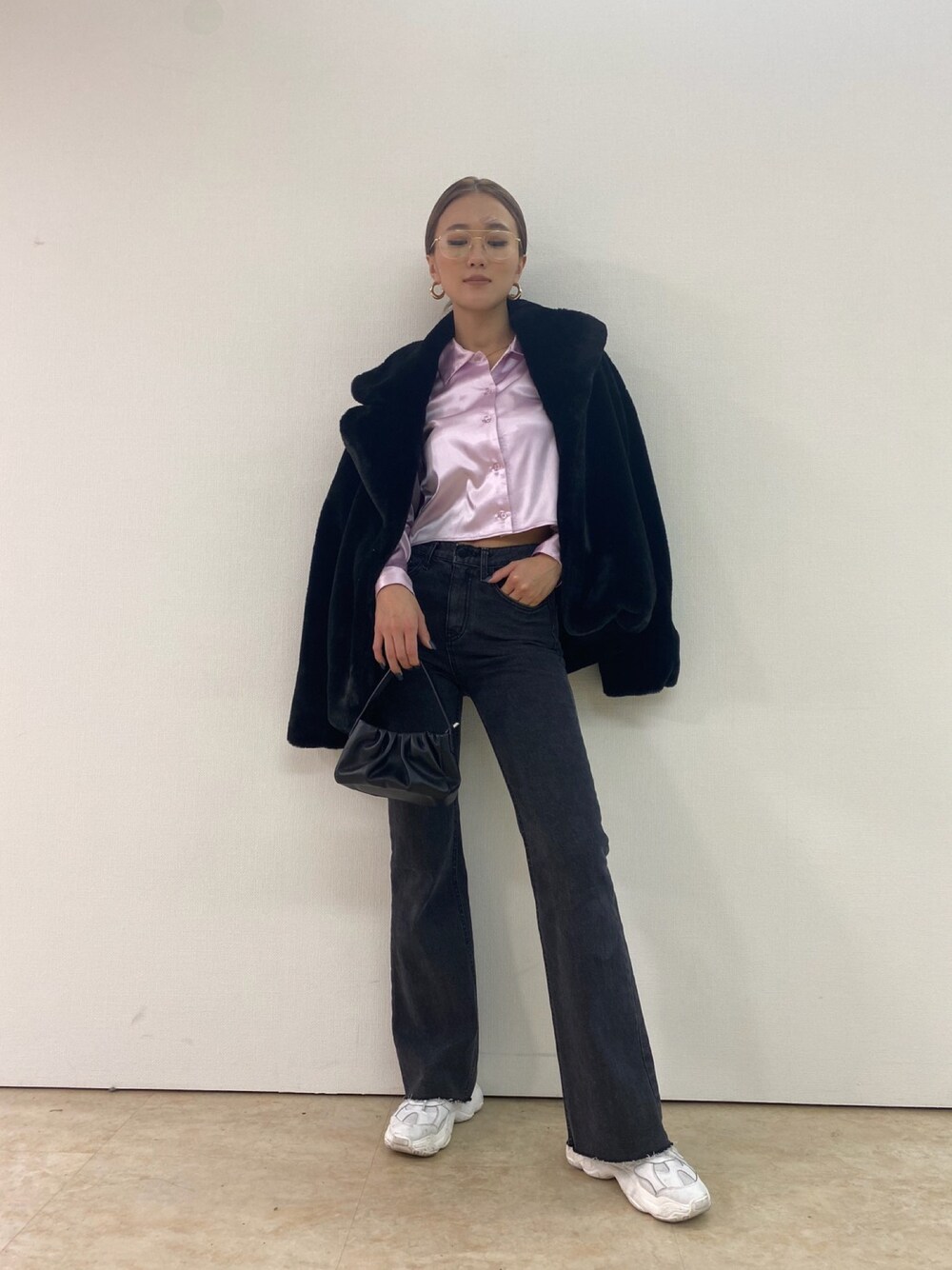 「ファー、コート、デニム、シャギー、ファーコート、シンプルコーデ、シャツスタイル、サテン、おしゃれさんと繋がりたい、SHAGGIE」｜「SHAGGIEの【SHAGGIE】ショートサテンシャツ（シャツ/ブラウス、ピンク系）」を使った、miho_matsuishiさん（レディース・163cm）の秋コーディネートの1枚目の写真