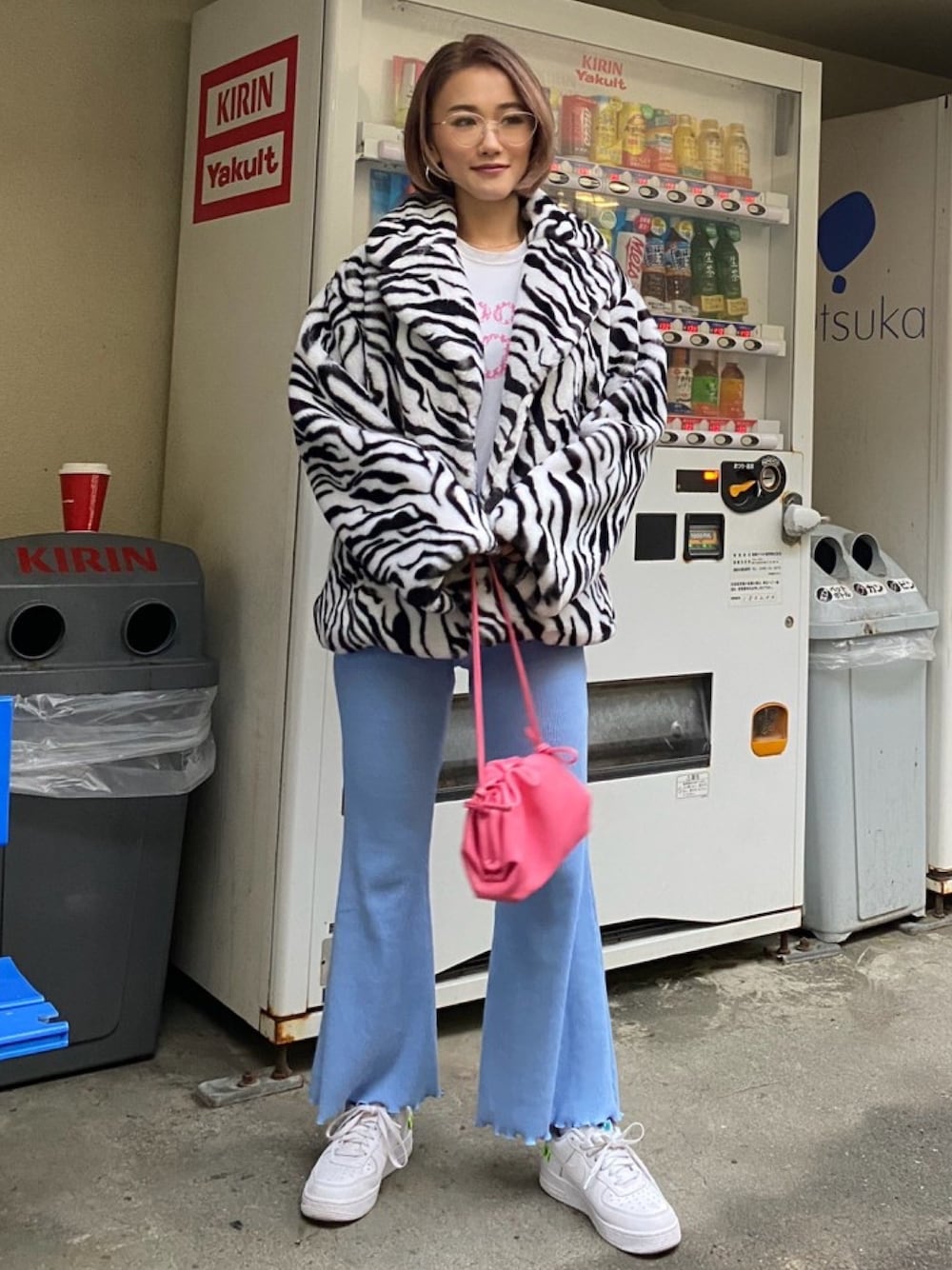 「ファー、スニーカー、カラーパンツ、リブパンツ、冬コーデ、オーバーサイズ、ゆるコーデ、AF1、ゼブラ柄、SHAGGIE」｜「SHAGGIEの【SHAGGIE】ファーミドルコート（その他アウター、ホワイト系）」を使った、miho_matsuishiさん（レディース・163cm）の冬コーディネートの1枚目の写真
