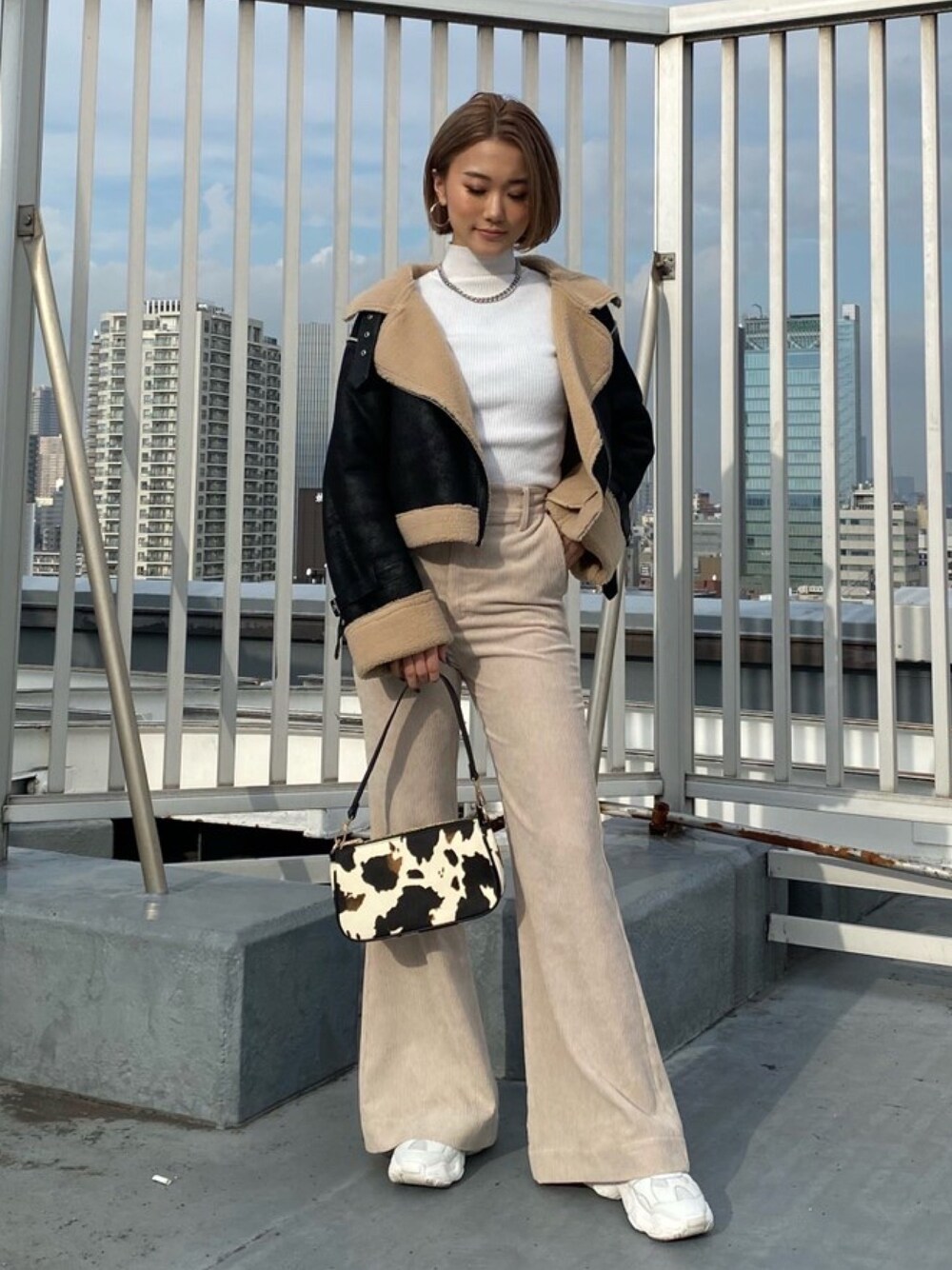 「アウター、B3、アビエータ―、ボア、SHAGGIE、シャギー、コーデュロイ、フレアパンツ、ダッドスニーカー、年末WEAR感謝祭」｜「SHAGGIEの【SHAGGIE】フロントZIPリブハイネック（Tシャツ/カットソー、ホワイト系）」を使った、miho_matsuishiさん（レディース・163cm）の冬コーディネートの1枚目の写真
