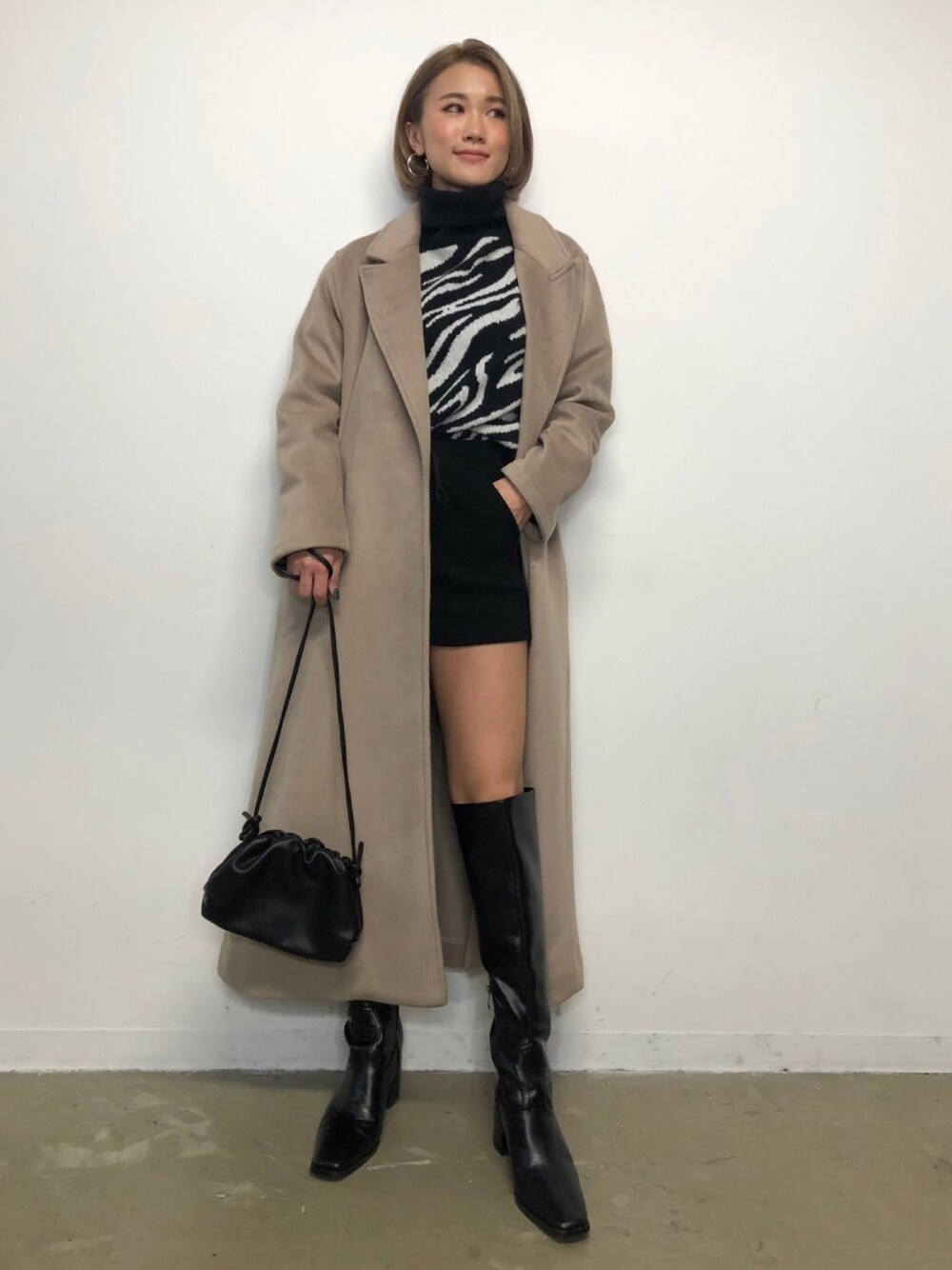 「ショートパンツ、冬コーデ、ロングブーツ、シャギー、ロングコート、タートルネックニット、ウエスタンブーツ、ゼブラ柄、オトナカジュアル、SHAGGIE」｜「SHAGGIEの【SHAGGIE】ウエストマークチェスターロングコート（チェスターコート、グレー系）」を使った、miho_matsuishiさん（レディース・163cm）の冬コーディネートの1枚目の写真