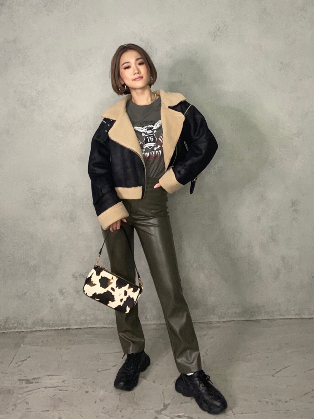 「カジュアルコーデ、アウター、ボア、SHAGGIE、レザーパンツ、ダッドスニーカー、パンツスタイル、冬コーデ、クリスマス、シンプル」｜「SHAGGIEの【SHAGGIE】イーグルROCK TEE（Tシャツ/カットソー、グレー系）」を使った、miho_matsuishiさん（レディース・163cm）の冬コーディネートの1枚目の写真