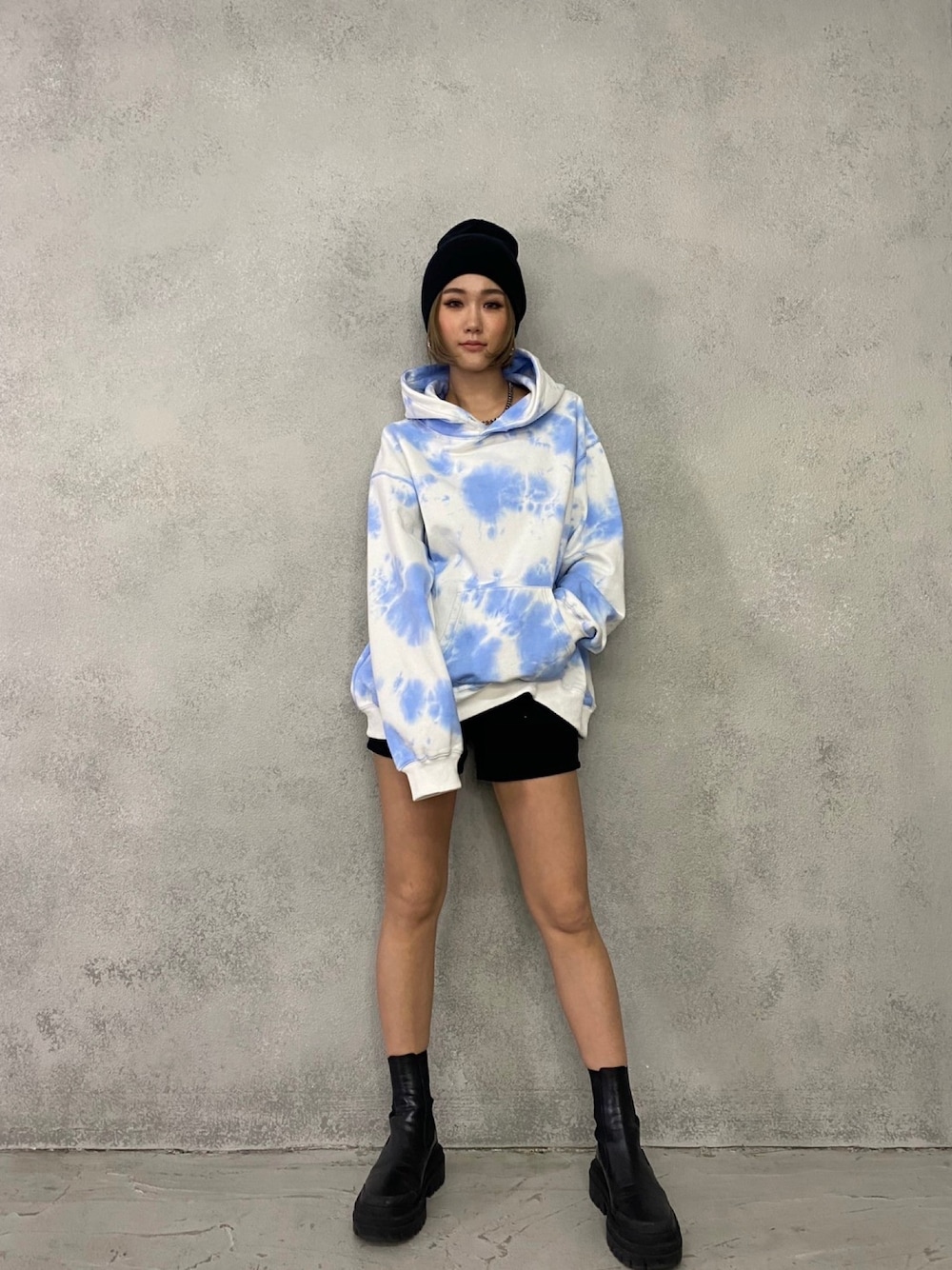 ブルー系のパーカーを着用したレディースの冬コーディネートの1枚目の写真