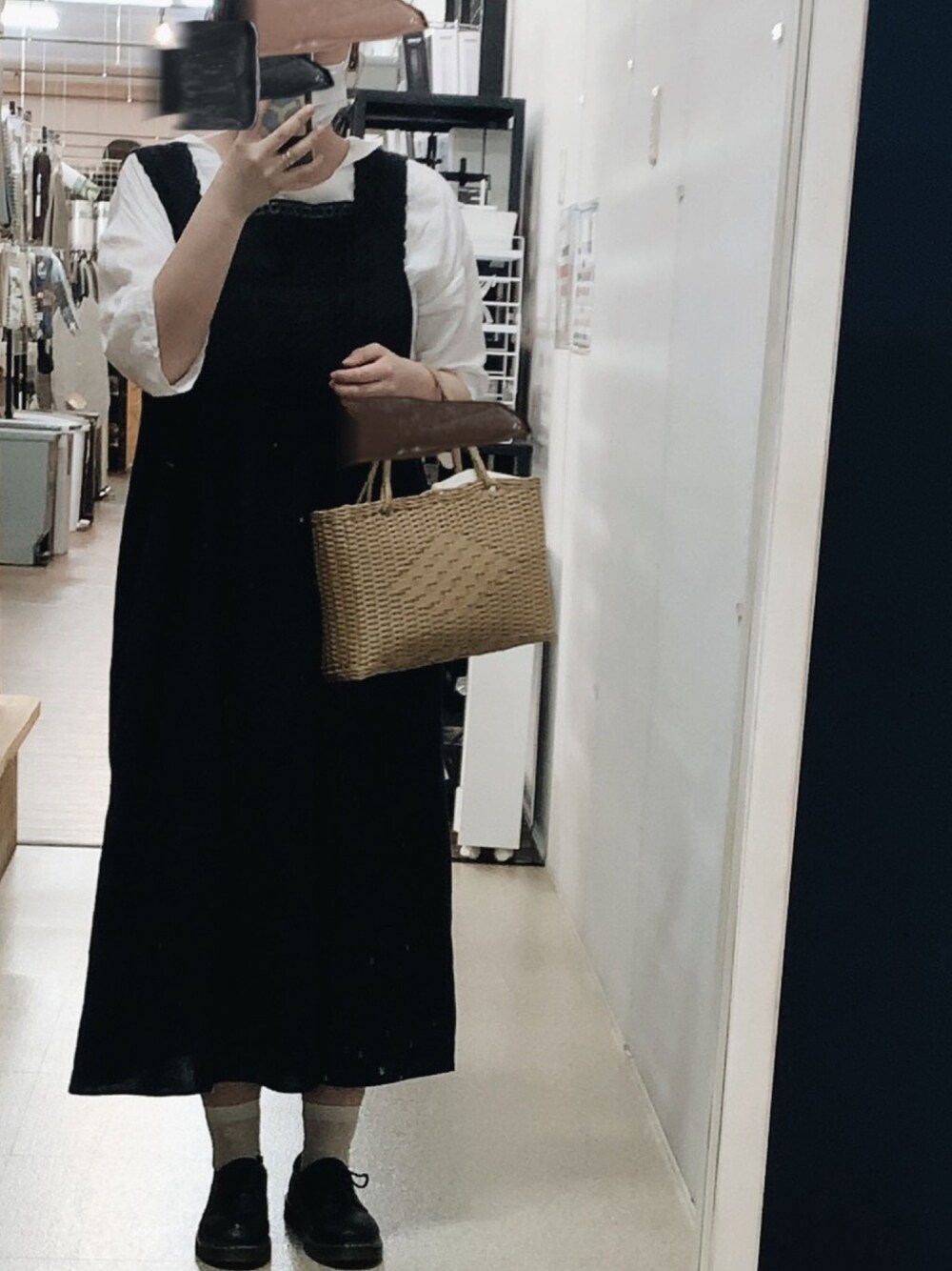 「SM2、サマンサモスモス、ワンピース、ブラウス、三つ編み、センター分け、かごバッグ、ドクターマーチン」｜「SM2のアイテム（ワンピース/ドレス、ブラック系）」を使った、３９さん（レディース・160cm）の夏コーディネートの1枚目の写真