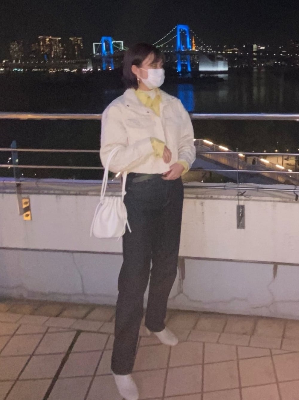「ホワイトコーデ、高身長女子、シャツスタイル、パンツスタイル、差し色、ショートブーツ、スクエアトゥ、イエロー」｜「UNIQLOのアイテム（デニムパンツ、ブラック系）」を使った、maikoさん（レディース・170cm）の冬コーディネートの1枚目の写真