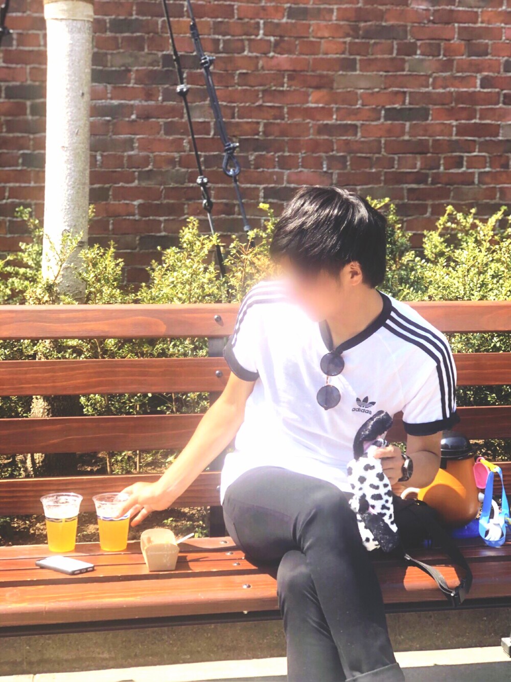 ホワイト系のTシャツ/カットソー、ブラック系のその他パンツ、ブラック系のアナログ腕時計を着用したメンズの春コーディネートの1枚目の写真