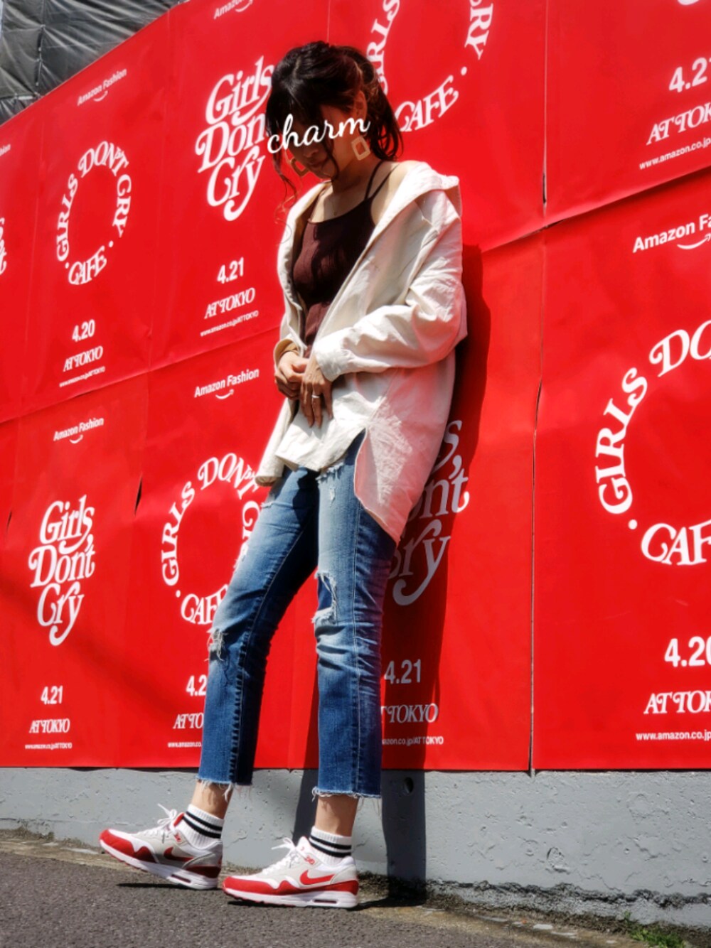 ホワイト系のシャツ/ブラウス、ブラウン系のタンクトップ、レッド系のスニーカーを着用したレディースの春コーディネートの1枚目の写真