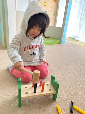 「TOMMY HILFIGER（トミーヒルフィガー）のアイテム（パーカー、グレー系）」を使った、依田瑠美さんの春コーディネート