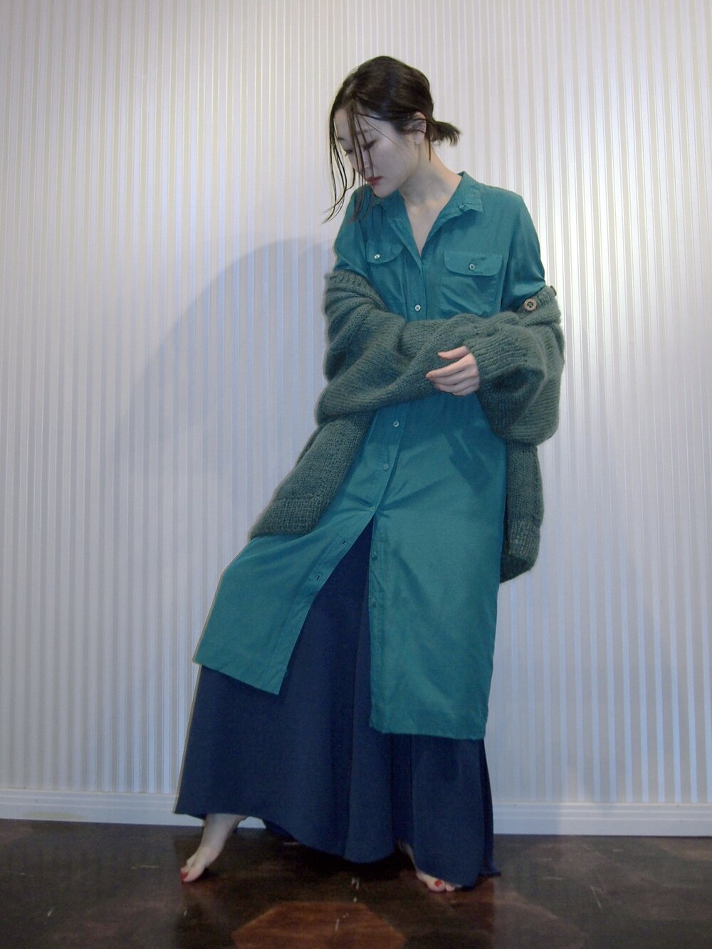 「USED(Sister)のアイテム（ワンピース/ドレス、グリーン系）」を使った、小林布結里さん（レディース・165cm）の冬コーディネートの1枚目の写真