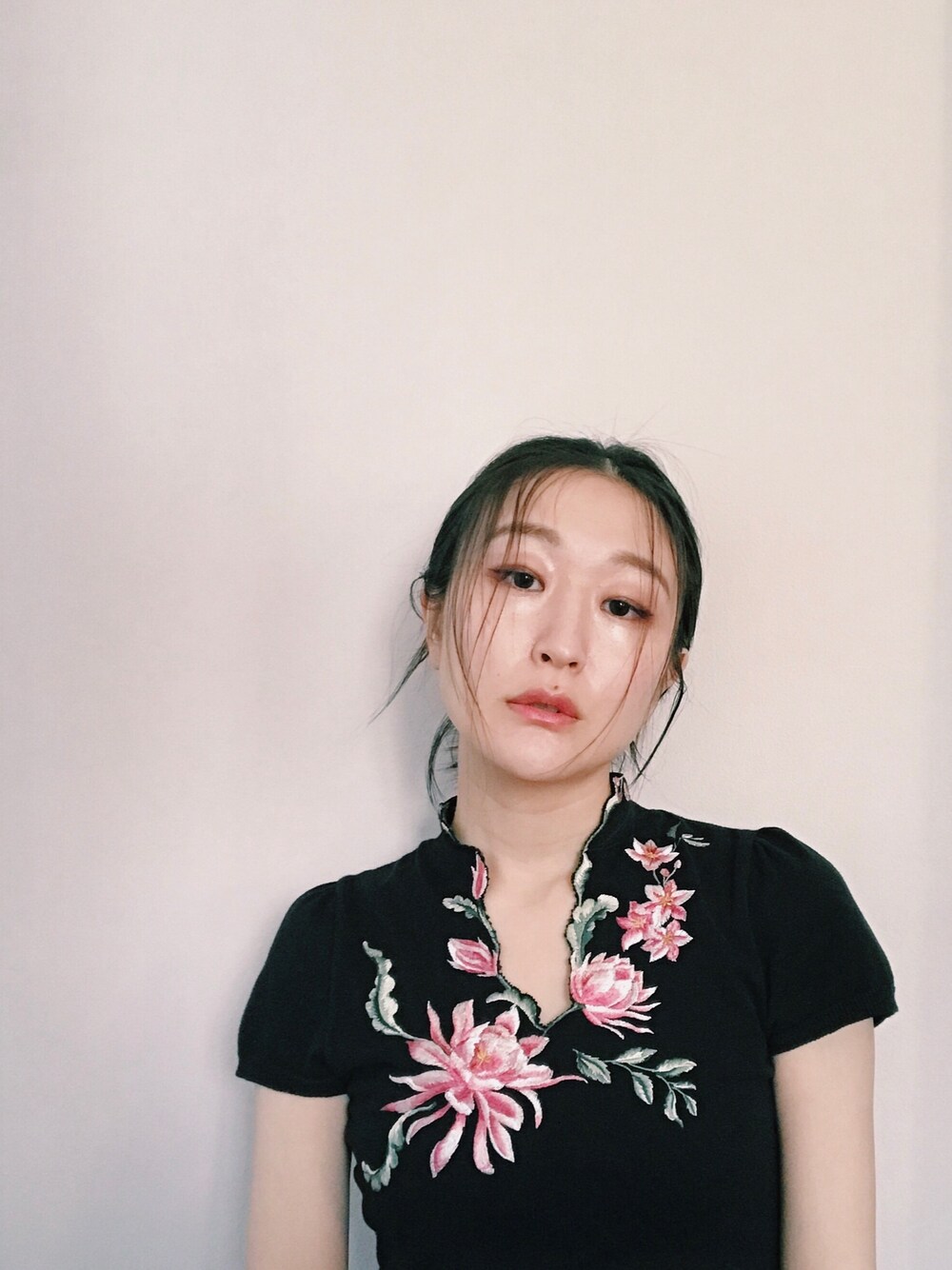 「VIVIENNE TAM、刺繍、花、春ニット」｜「VIVIENNE TAMのアイテム（トップス、ブラック系）」を使った、小林布結里さん（レディース・165cm）の冬コーディネートの1枚目の写真