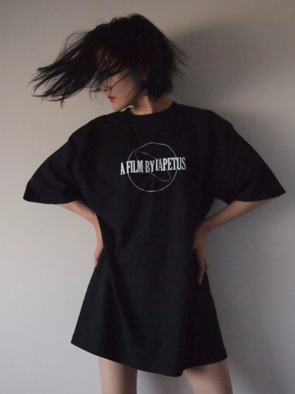 「Iapetus、Tシャツ」｜「Iapetusのアイテム（Tシャツ/カットソー、ブラック系）」を使った、小林布結里さん（レディース・165cm）の春コーディネートの1枚目の写真