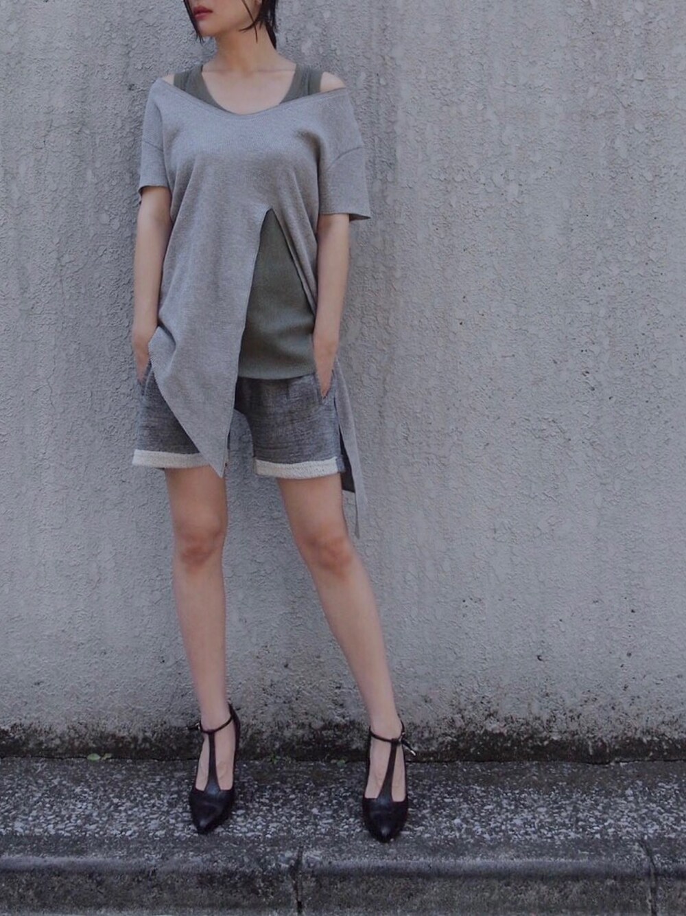 「bodco、グレー、カーキ、スウェット、ワッフル、サーマル、TOGA」｜「bodcoの【bodco】ボッコ/ SPLIT HEM LOOSE TOP （Tシャツ/カットソー、グレー系）」を使った、小林布結里さん（レディース・165cm）の夏コーディネートの1枚目の写真