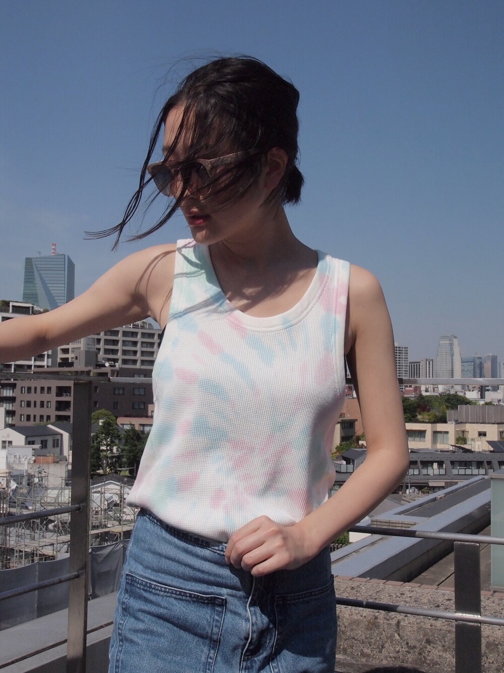「bodco、タイダイ柄、タンクトップ、猛暑日」｜「bodcoの【bodco】ボッコ/ LOOSE TANK （タイダイ）（タンクトップ、その他）」を使った、小林布結里さん（レディース・165cm）の夏コーディネートの1枚目の写真