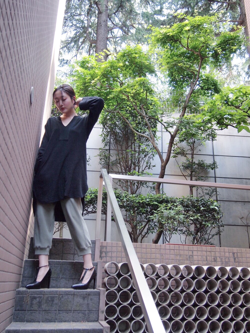 「bodcoの【bodco】ボッコ/ ミニパイルモロッコシャツ（Tシャツ/カットソー、ホワイト系）」を使った、小林布結里さん（レディース・165cm）の秋コーディネートの1枚目の写真