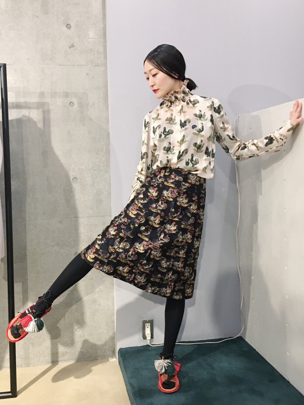 「CARVENのアイテム（シャツ/ブラウス、ピンク系）」を使った、小林布結里さん（レディース・165cm）の春コーディネートの1枚目の写真