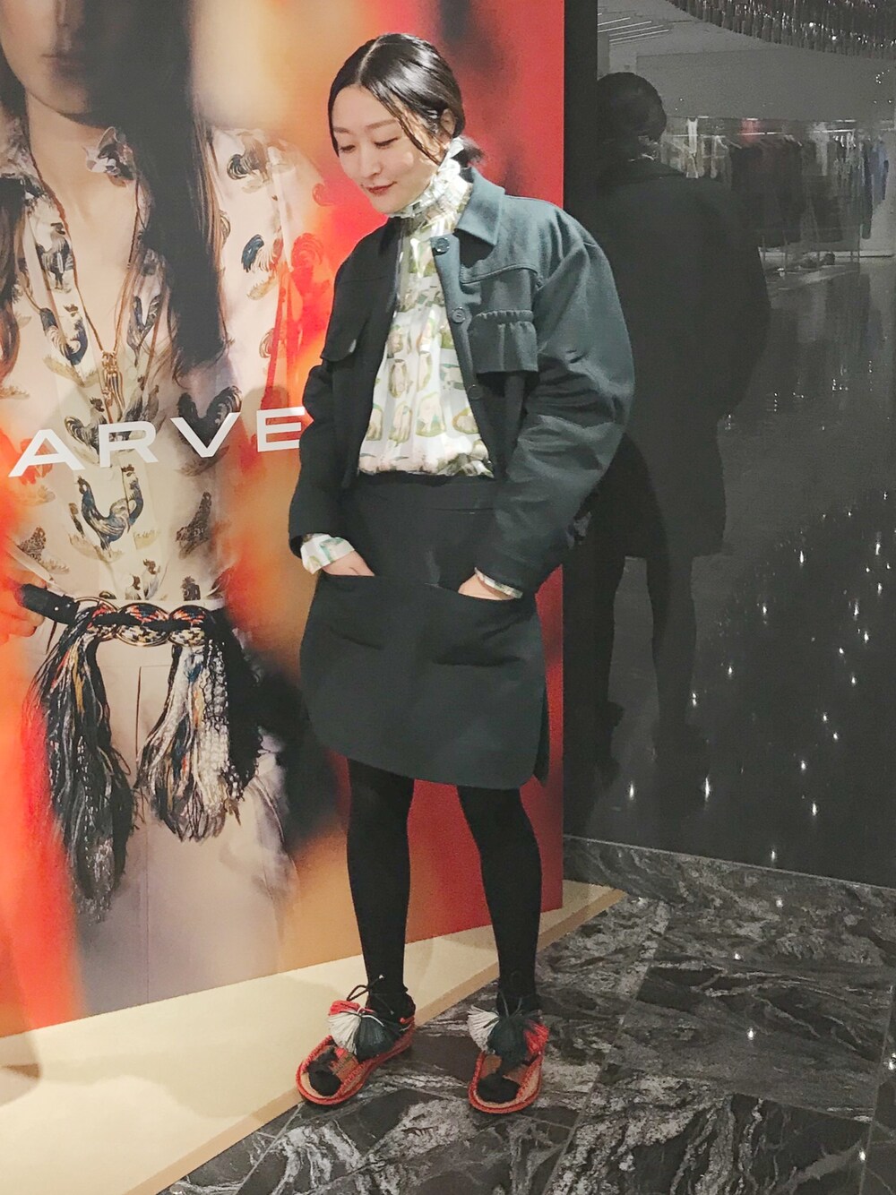 「CARVENのアイテム（ジャケット/アウター、グリーン系）」を使った、小林布結里さん（レディース・165cm）の春コーディネートの1枚目の写真