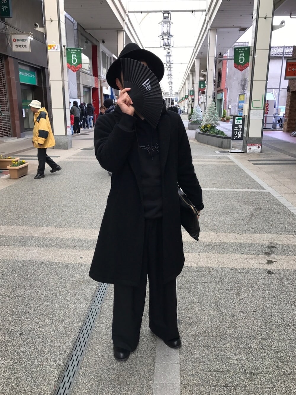 チェスターコートを使った「MR.OLIVE」の人気ファッション