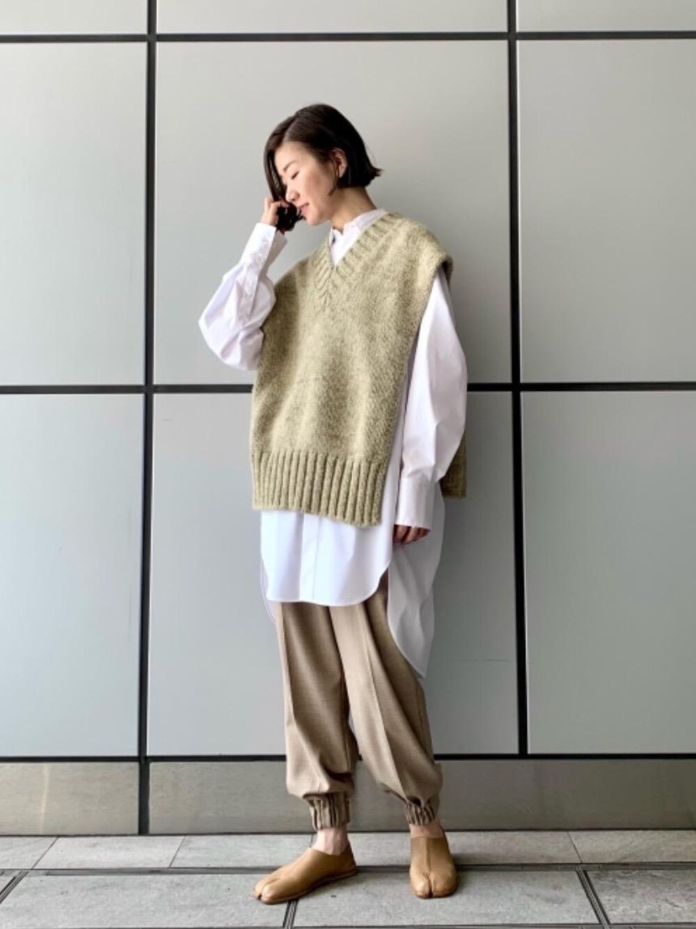 ホワイト系のシャツ/ブラウス、ベージュ系のその他パンツ、シルバー系のリングを着用したレディースの秋コーディネートの1枚目の写真
