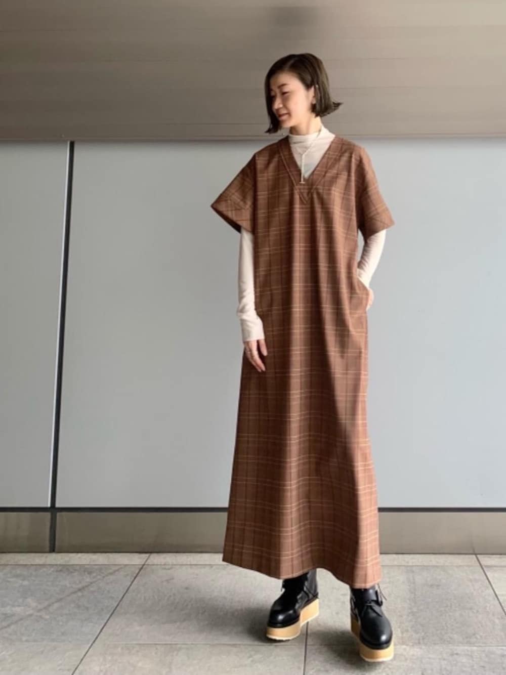 ピンク系のTシャツ/カットソー、ブラウン系のワンピース、シルバー系のネックレスを着用したレディースの秋コーディネートの1枚目の写真