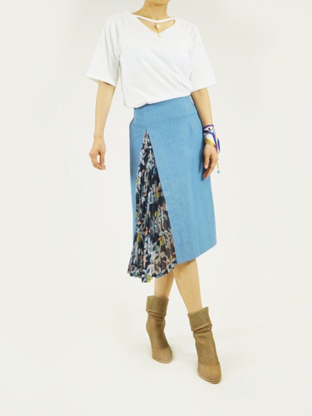 「デニムスカート、チョーカートップス、Tシャツ、大人カジュアル、プチプラコーデ、きれいめコーディネート、ootd、デニム、春、スプリングコーデ」｜「SCRUMのヘムデニムスカート（デニムスカート、ブルー系）」を使った、SCRUMさん（レディース・161cm）の春コーディネートの1枚目の写真