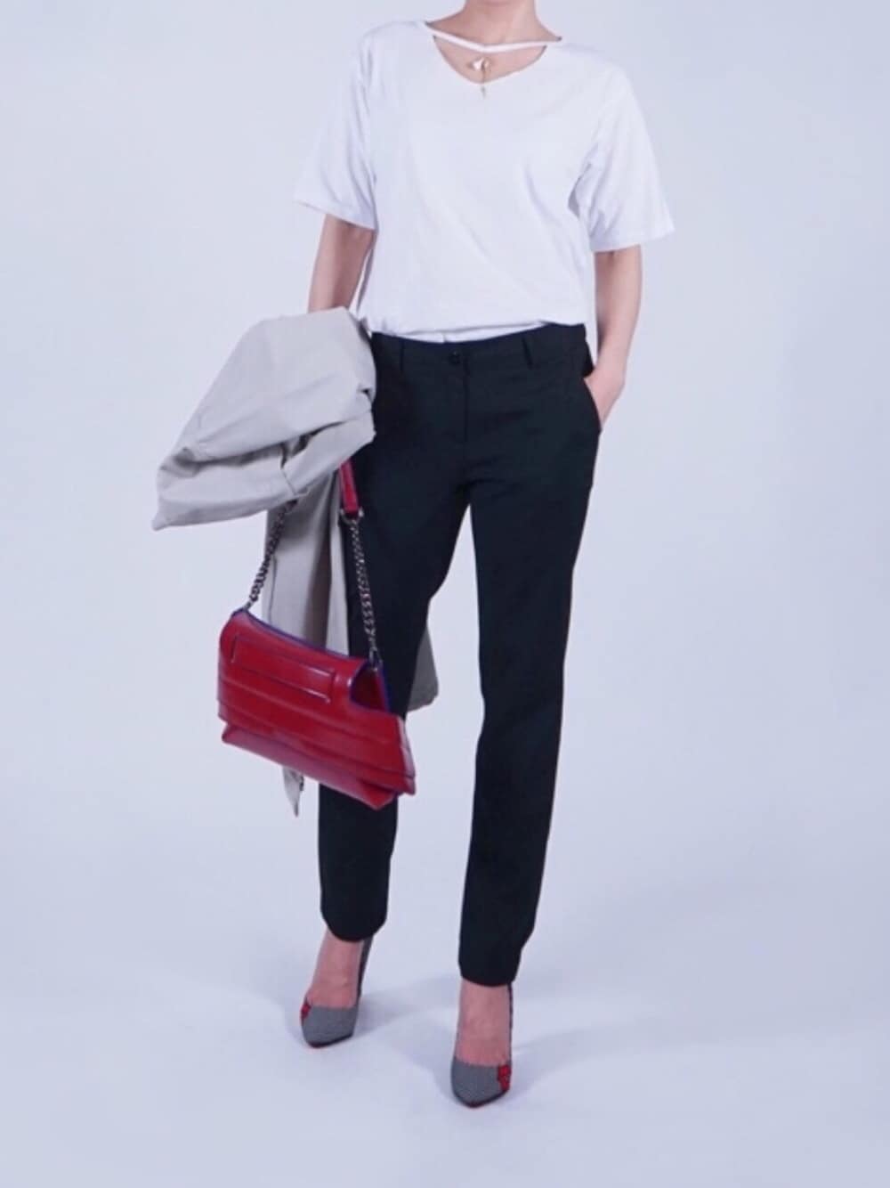 「パンツスタイル、大人カジュアル、Tシャツ、韓国ファッション、大人コーデ、オフィスカジュアル、通勤スタイル、シンプル、ラクチンコーデ、きれいめカジュアル」｜「オリーブ♡のノーカラー・ロングコート（ジャケット/アウター、グリーン系）」を使った、SCRUMさん（レディース・161cm）の春コーディネートの1枚目の写真