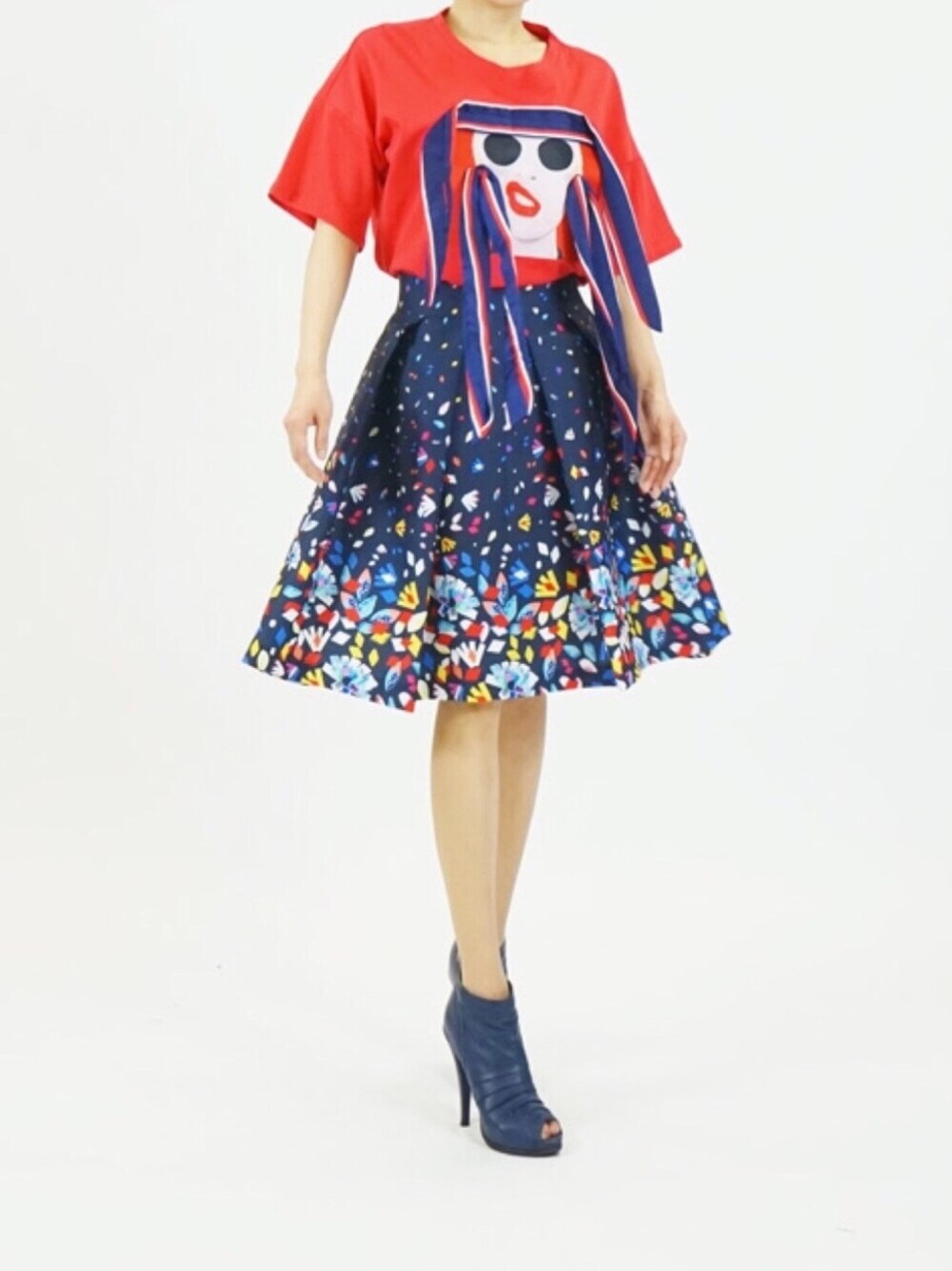 「個性派ファッション、Tシャツ、キュートカジュアル、夏コーデ、おもしろT、ミディスカート、韓国ファッション、かわいいTシャツ、ラクチンコーデ、休日スタイル」｜「SCRUMのMTM・ユニーク・Tシャツ（Tシャツ/カットソー、レッド系）」を使った、SCRUMさん（レディース・161cm）の春コーディネートの1枚目の写真