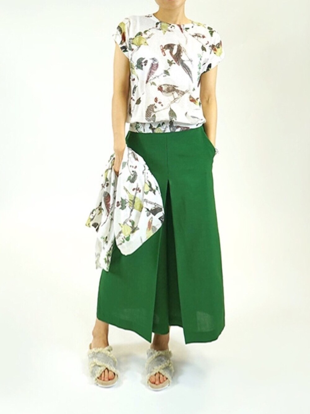 グリーン系のその他パンツ、レッド系のその他パンツ、その他のその他を着用したレディースの夏コーディネートの1枚目の写真