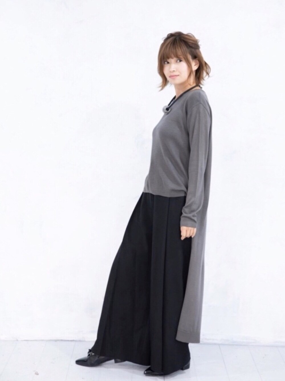 「オトナカジュアル、ロングニット、秋コーデ、シンプルコーデ、韓国ファッション、ニットコーデ、プチプラ、ママコーデ、きれいめカジュアル、デニム」｜「SCRUMのエンビ・ニット・Tシャツ（ニット/セーター、グレー系）」を使った、SCRUMさん（レディース・155cm）の秋コーディネートの1枚目の写真