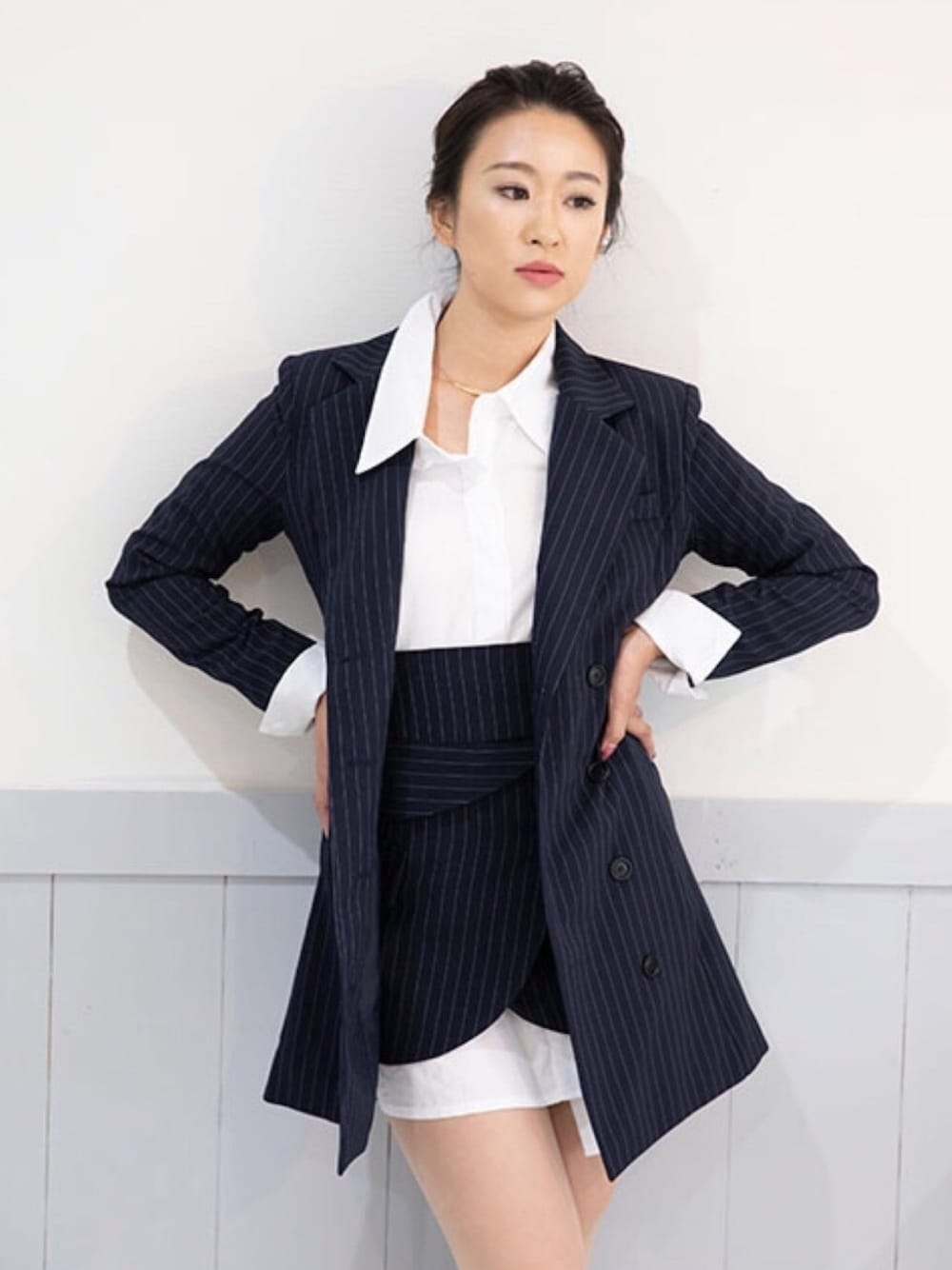「ジャケット×ワンピース、秋コーデ、通勤コーデ、ﾜﾝﾋﾟｰｽ風、ワンピース、韓国ファッション、きれいめカジュアル」｜「SCRUMのダブルボタンジャケッワンピ（ワンピース、ブルー系）」を使った、SCRUMさん（レディース・161cm）の秋コーディネートの1枚目の写真