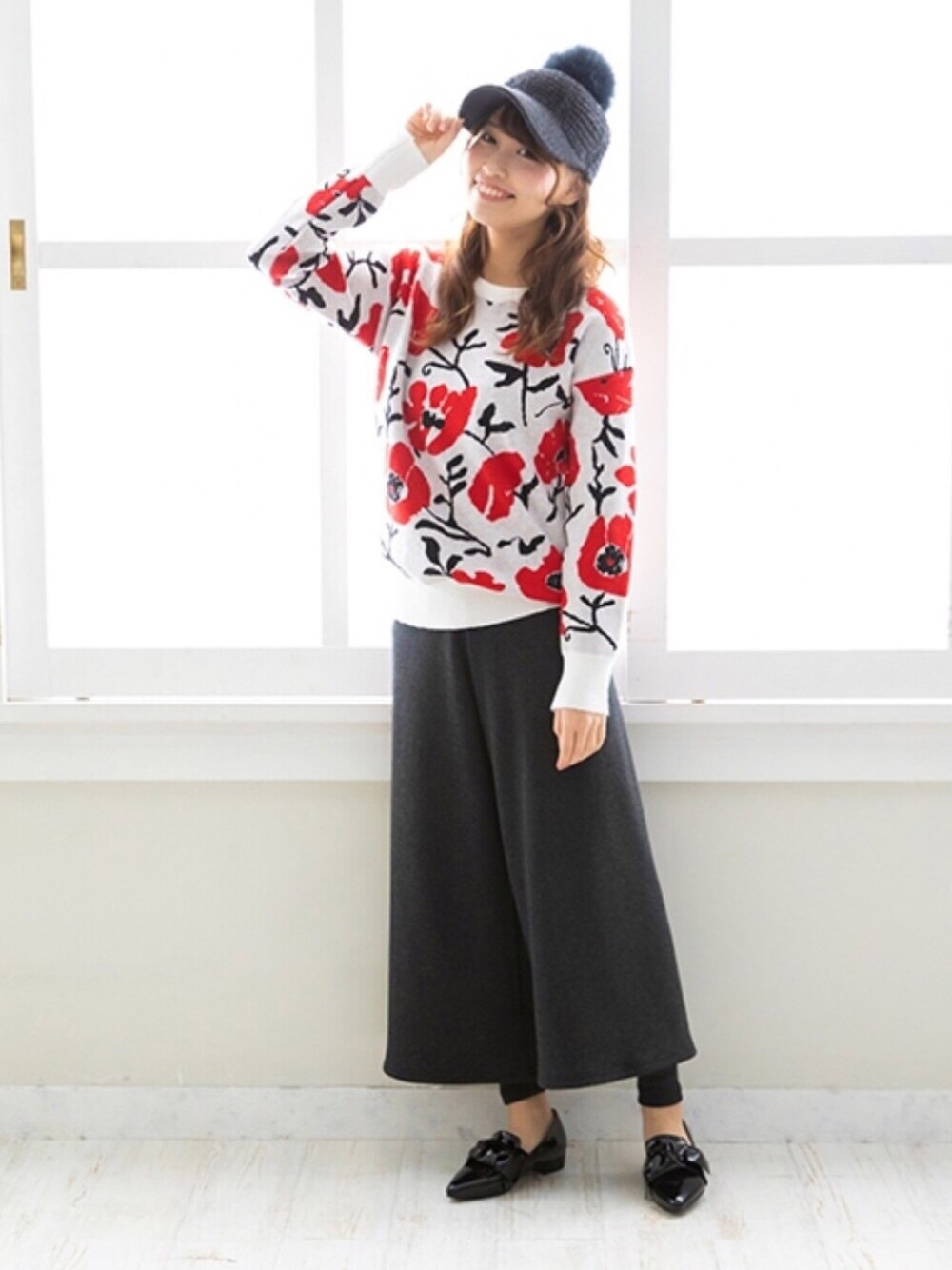 「フラワープリント、花柄 トップス、フラワー、ニットコーデ、韓国ファッション、かわいい系、おしゃれさんと繋がりたい、オーバーサイズ、あったかコーデ、大人ガーリー」｜「SCRUMのフラワーニット（ニット/セーター、レッド系）」を使った、SCRUMさん（レディース・161cm）の冬コーディネートの1枚目の写真