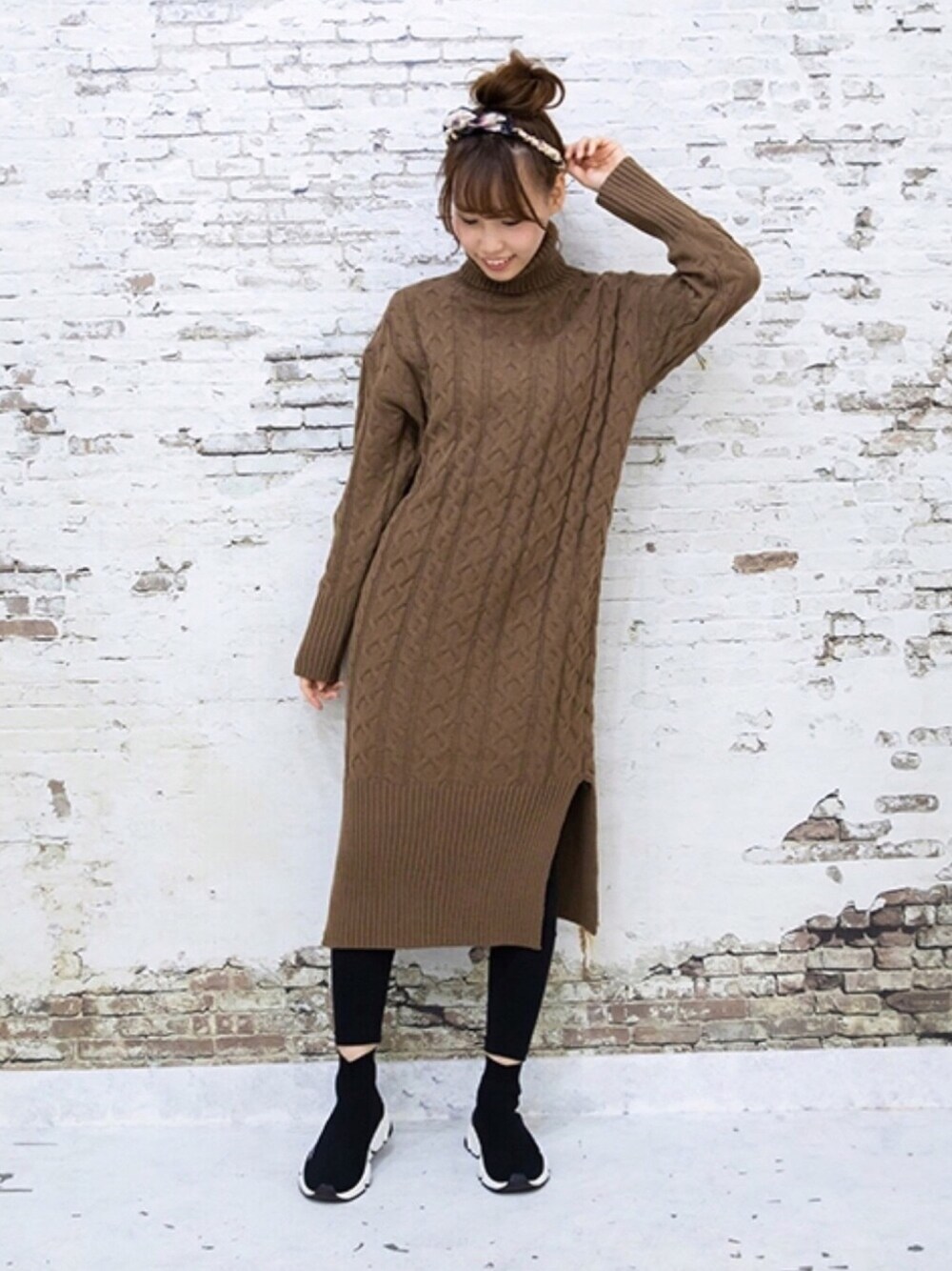「ニットワンピース、ロングニットワンピ、お洒落さんとつながりたい、ロングワンピース、韓国ファッション、プチプラアラフォーコーデ、体型カバー、旅行コーデ、春先コーデ、プチプラコーデ」｜「SCRUMのタートルロングワンピース（ワンピース、ブラウン系）」を使った、SCRUMさん（レディース・161cm）の冬コーディネートの1枚目の写真