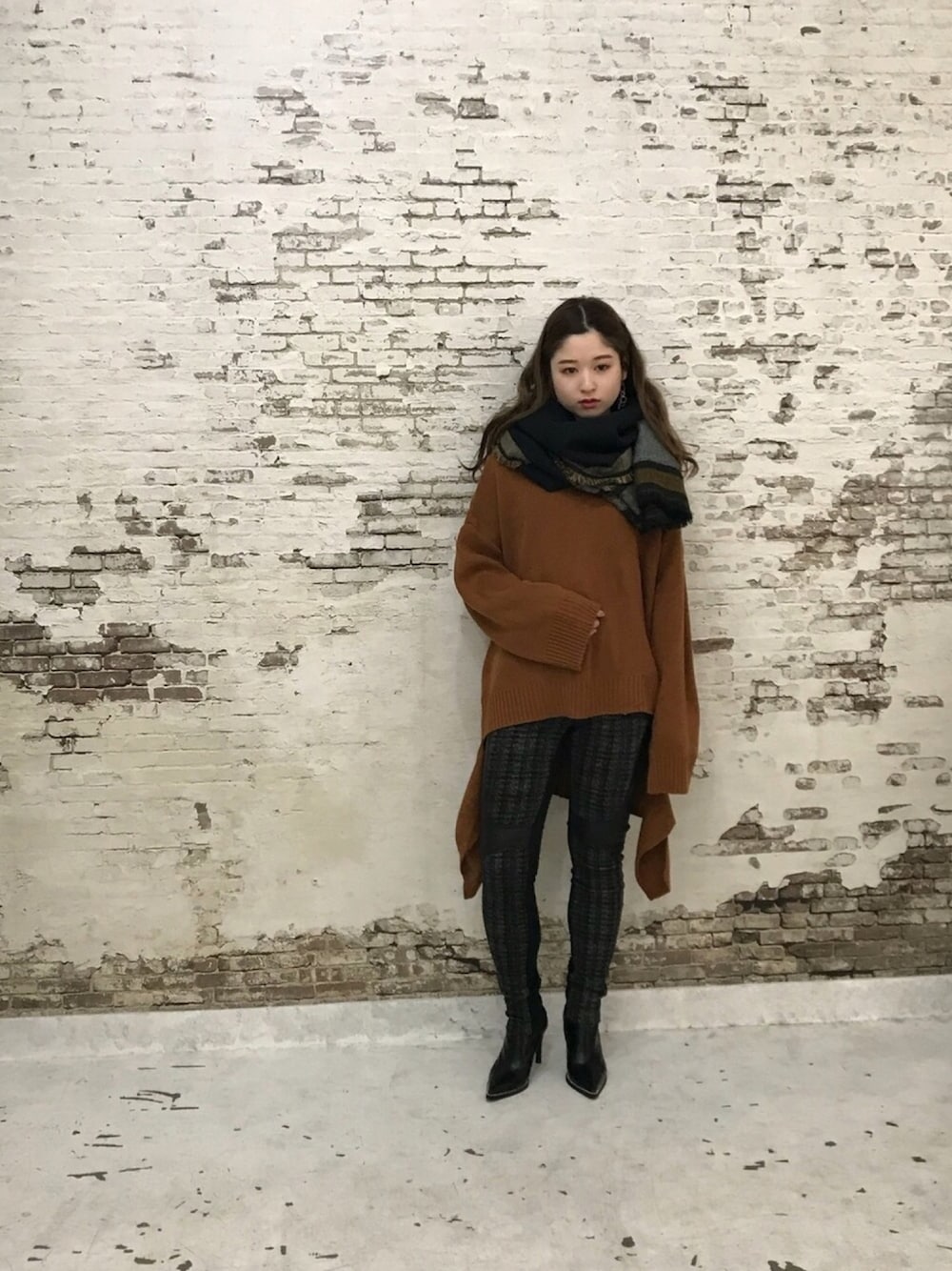 ブラウン系のニット/セーター、ブラック系のニット/セーター、ベージュ系のニット/セーターを着用したレディースの春コーディネートの1枚目の写真