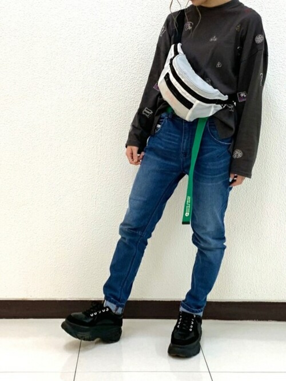 ブラック系のTシャツ/カットソー、ブルー系のその他パンツ、ホワイト系のボディバッグ/ウエストポーチを着用したレディースの夏コーディネートの1枚目の写真