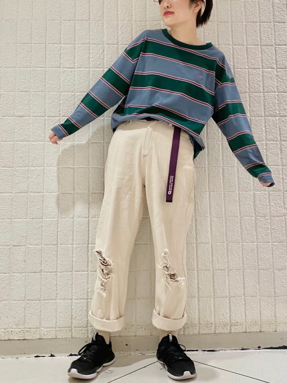 ブラウン系のTシャツ/カットソー、ホワイト系のその他パンツ、ホワイト系のベルトを着用したレディースの秋コーディネートの1枚目の写真