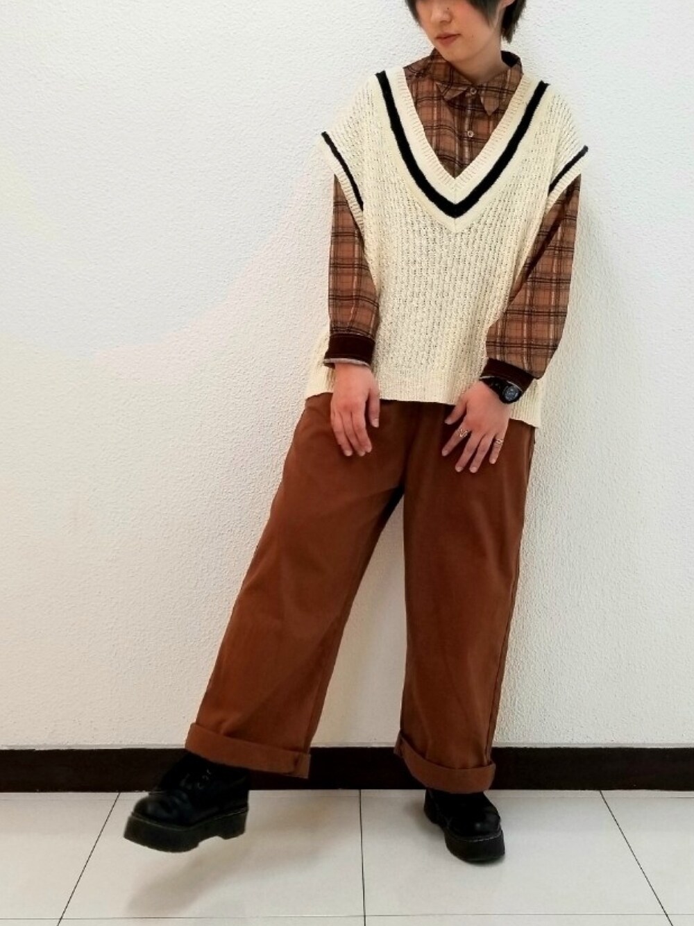 ブラック系のその他パンツ、ホワイト系のニット/セーター、ベージュ系のシャツ/ブラウスを着用したレディースの秋コーディネートの1枚目の写真