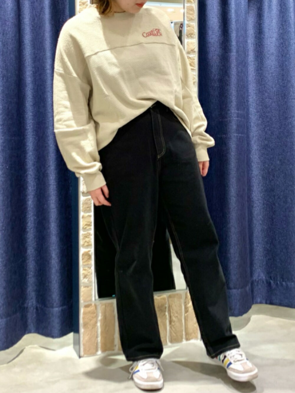 ベージュ系のトップス、ブラック系のその他パンツを着用したレディースの冬コーディネートの1枚目の写真