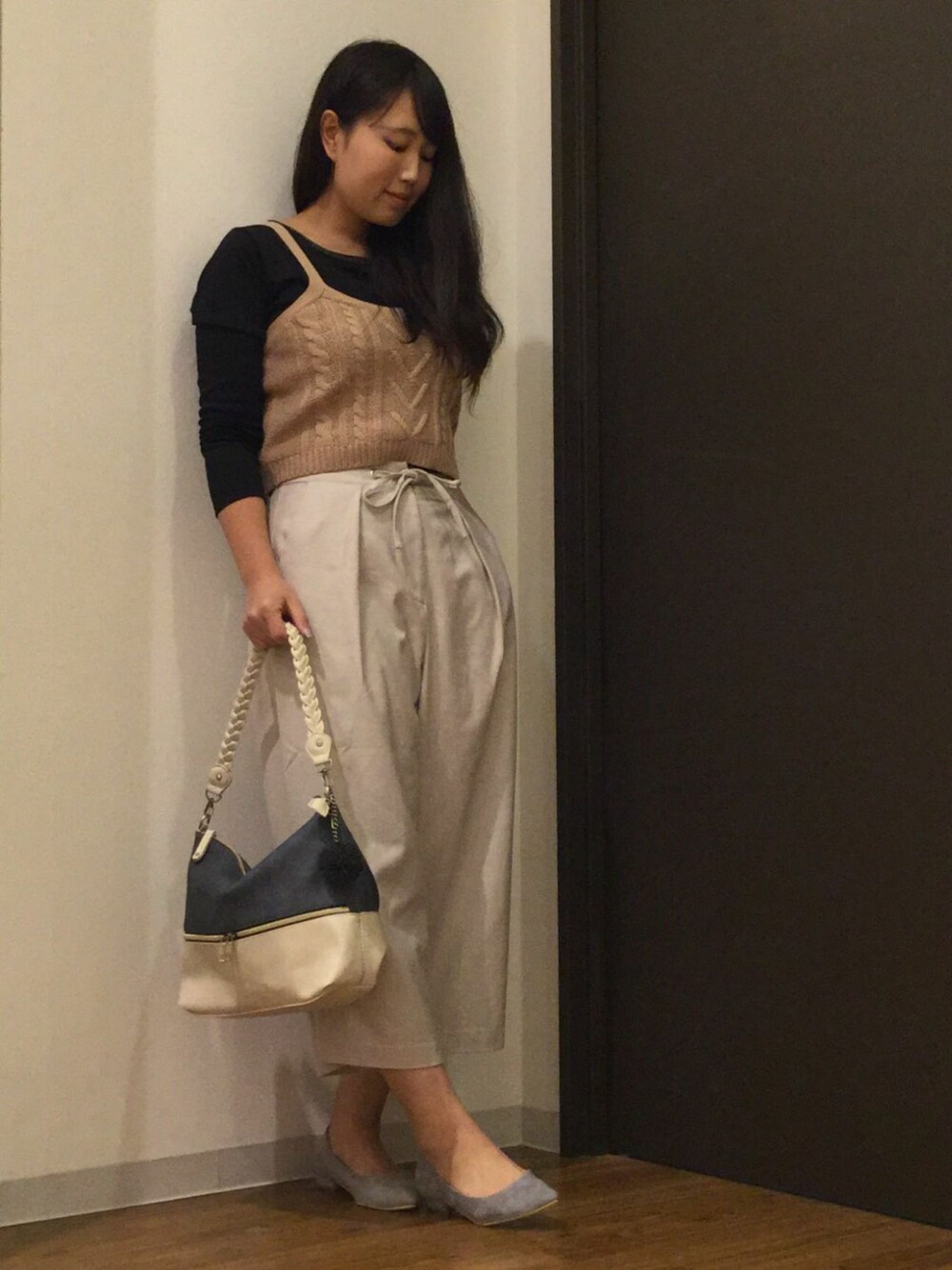 「ビスチェ、パンツスタイル、オトナカジュアル、オトナ女子、おしゃれさんと繋がりたい、カジュアルコーデ、ikka、春コーデ、アパレルスタッフ、きれいめカジュアル」｜「ikkaのアイテム（キャミソール、ベージュ系）」を使った、まーさん（レディース・167cm）の冬コーディネートの1枚目の写真