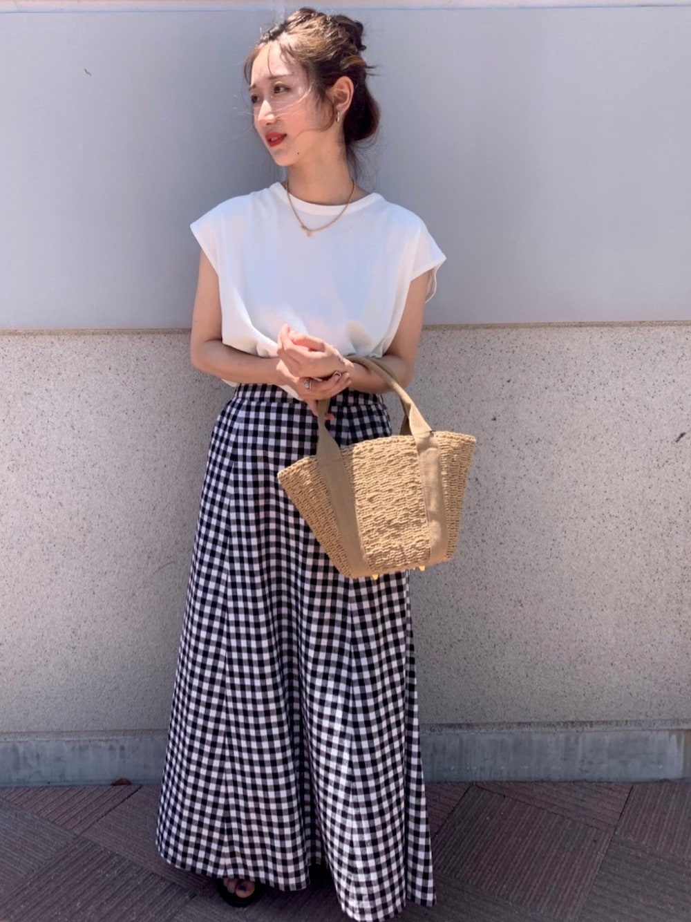 ホワイト系のTシャツ/カットソー、その他のスカート、ベージュ系のかごバッグを着用したレディースの夏コーディネートの1枚目の写真