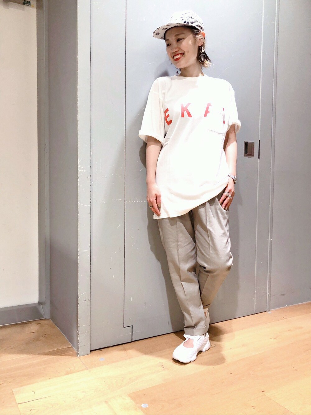 「ホワイト、帽子、柄物、DOORS、URBAN RESEARCH、Ｔｅｅシャツ、URBAN RESEARCH STORE、EKAL」｜「INFIELDER DESIGNの【別注】INFIELDER DESIGN×URBAN RESEARCH　バンダナキャップ（キャップ、ホワイト系）」を使った、URBAN RESEARCH Storeさん（レディース・160cm）の夏コーディネートの1枚目の写真