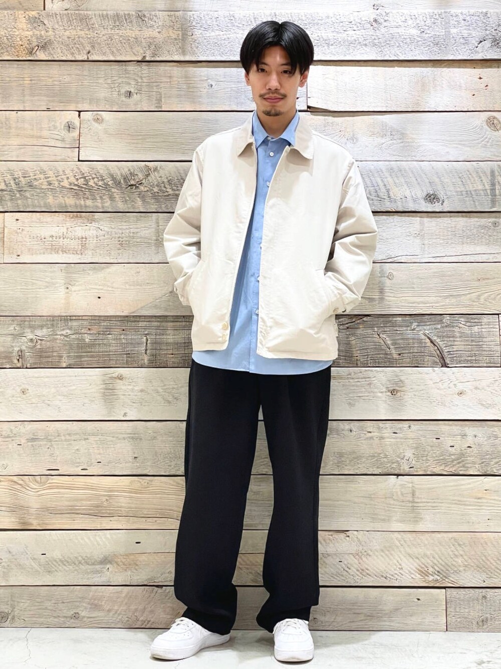 ブルー系のシャツ/ブラウス、ホワイト系のブルゾン、ブラック系のその他パンツを着用したメンズの冬コーディネートの1枚目の写真