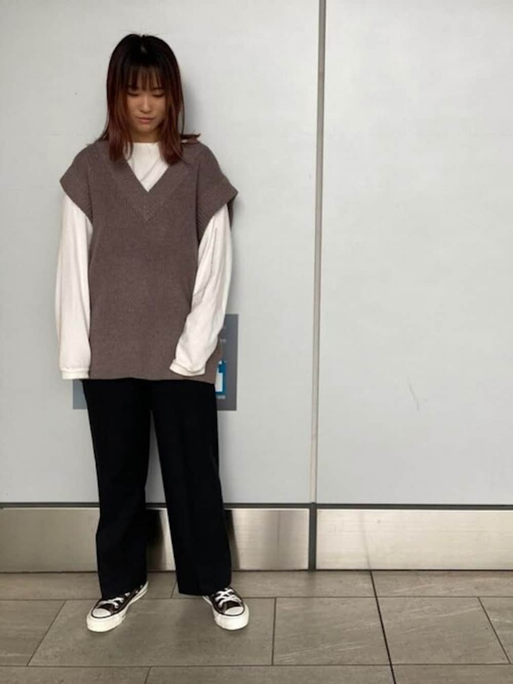 ブラック系のその他パンツ、ブラウン系のスニーカー、ブラウン系のベストを着用したレディースの秋コーディネートの1枚目の写真