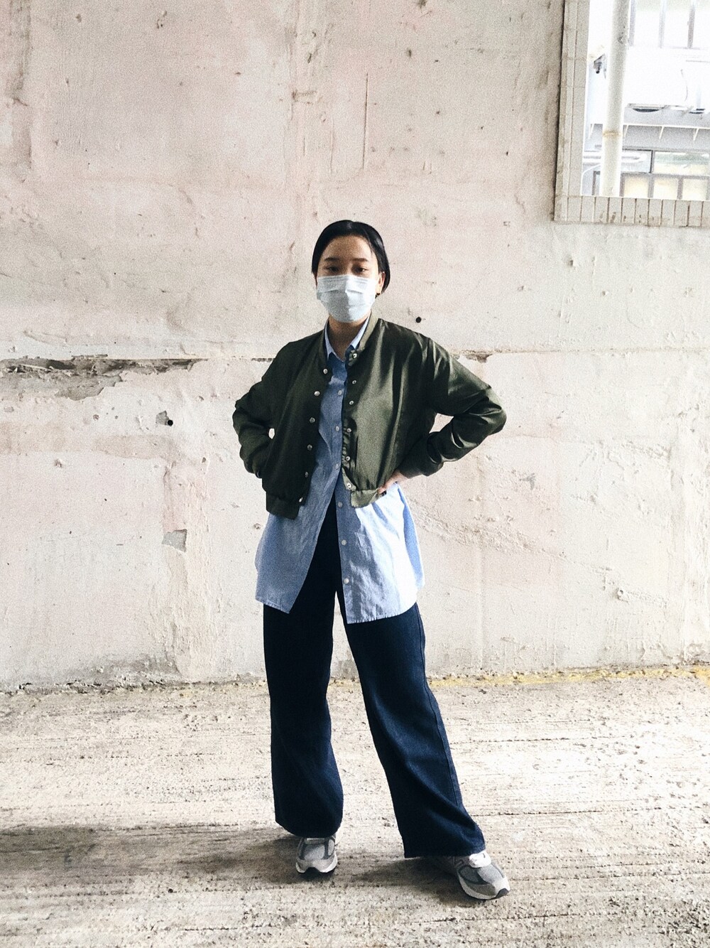 グリーン系のMA-1、ブルー系のデニムパンツ、グレー系のスニーカーを着用したレディースの春コーディネートの1枚目の写真